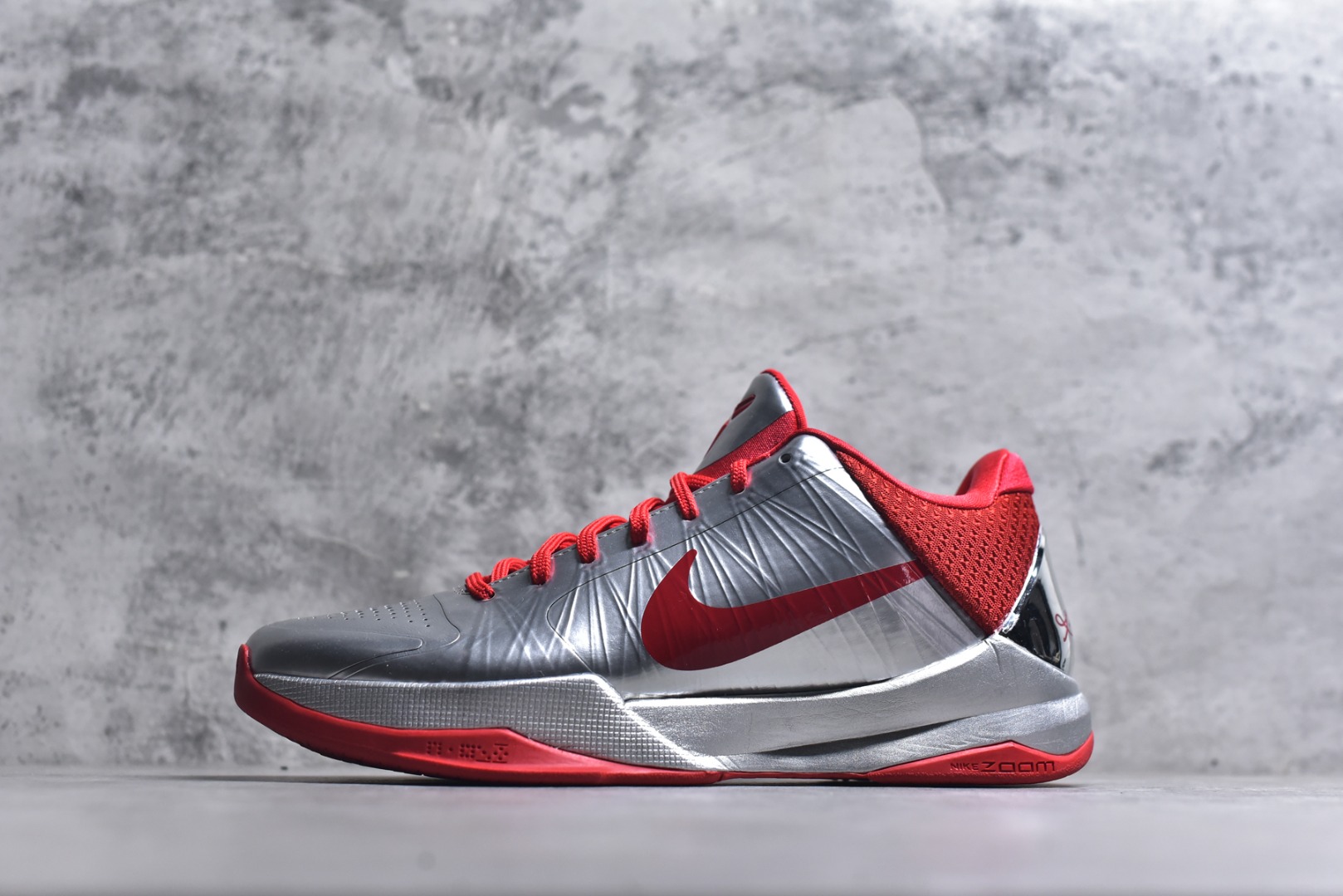#Caitlin Clark x NK Zoom Kobe ZK5 科比5代 克拉克森联名 银红 IV2712-001 Zoom Turbo气垫➕后掌EVA缓震 实战配置直接拉满 原楦纸板开发 鞋身流线型、后跟塑形 区分土肥圆 原档数据3D打印 鞋面细节匹配原版 全身鞋材卡料色独家定制 唯一正确喷漆SWOOSH NK专利Flyknit飞线科技，给予鞋身足够抗扭矩力 真实底模最大48.5 实战利器 专供海外市场 尺码：40 40.5 41 42 42.5 43 44 44.5 45 46 47.5 48.5 （脚宽、脚胖 建议买大半码）-选品中心