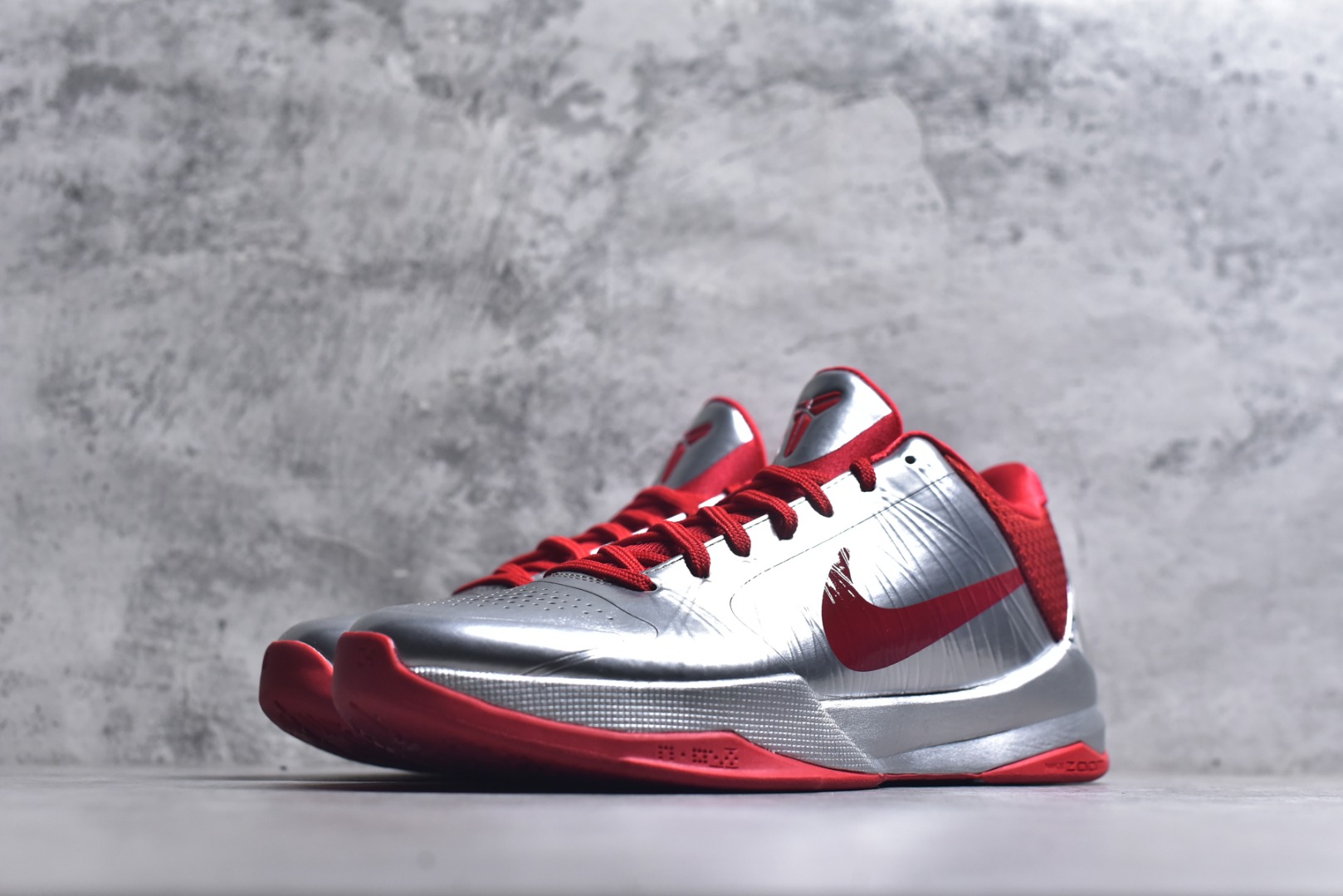 图片[2]-#Caitlin Clark x NK Zoom Kobe ZK5 科比5代 克拉克森联名 银红 IV2712-001 Zoom Turbo气垫➕后掌EVA缓震 实战配置直接拉满 原楦纸板开发 鞋身流线型、后跟塑形 区分土肥圆 原档数据3D打印 鞋面细节匹配原版 全身鞋材卡料色独家定制 唯一正确喷漆SWOOSH NK专利Flyknit飞线科技，给予鞋身足够抗扭矩力 真实底模最大48.5 实战利器 专供海外市场 尺码：40 40.5 41 42 42.5 43 44 44.5 45 46 47.5 48.5 （脚宽、脚胖 建议买大半码）-选品中心