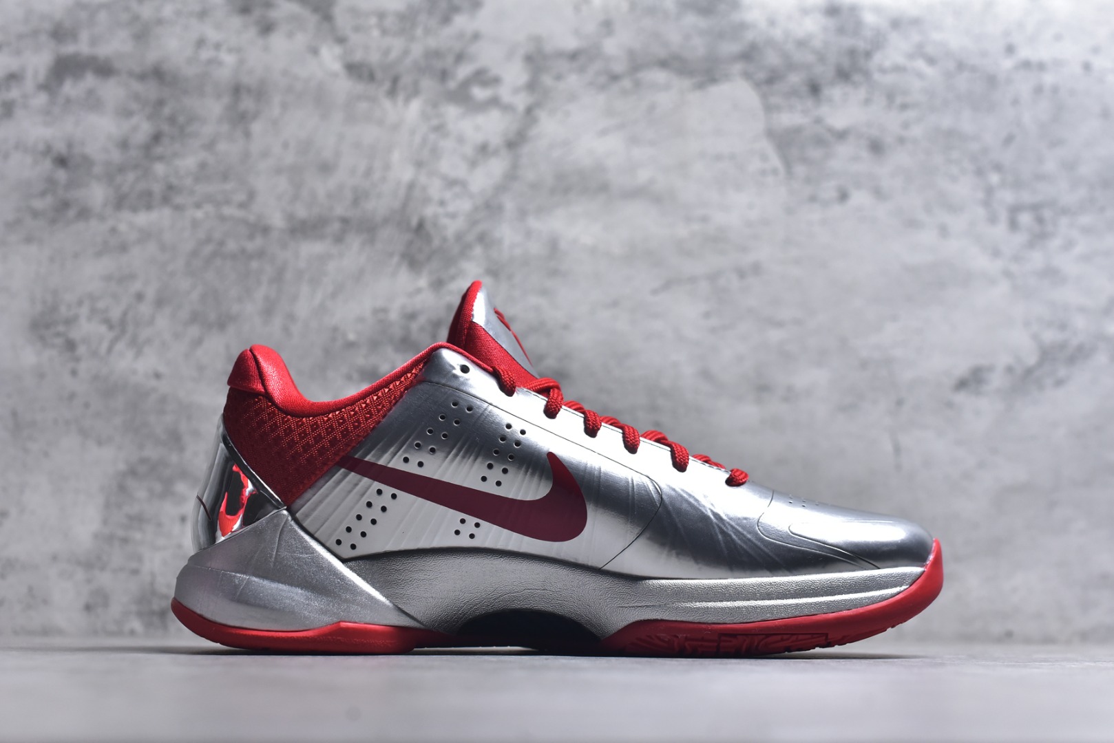 图片[3]-#Caitlin Clark x NK Zoom Kobe ZK5 科比5代 克拉克森联名 银红 IV2712-001 Zoom Turbo气垫➕后掌EVA缓震 实战配置直接拉满 原楦纸板开发 鞋身流线型、后跟塑形 区分土肥圆 原档数据3D打印 鞋面细节匹配原版 全身鞋材卡料色独家定制 唯一正确喷漆SWOOSH NK专利Flyknit飞线科技，给予鞋身足够抗扭矩力 真实底模最大48.5 实战利器 专供海外市场 尺码：40 40.5 41 42 42.5 43 44 44.5 45 46 47.5 48.5 （脚宽、脚胖 建议买大半码）-选品中心