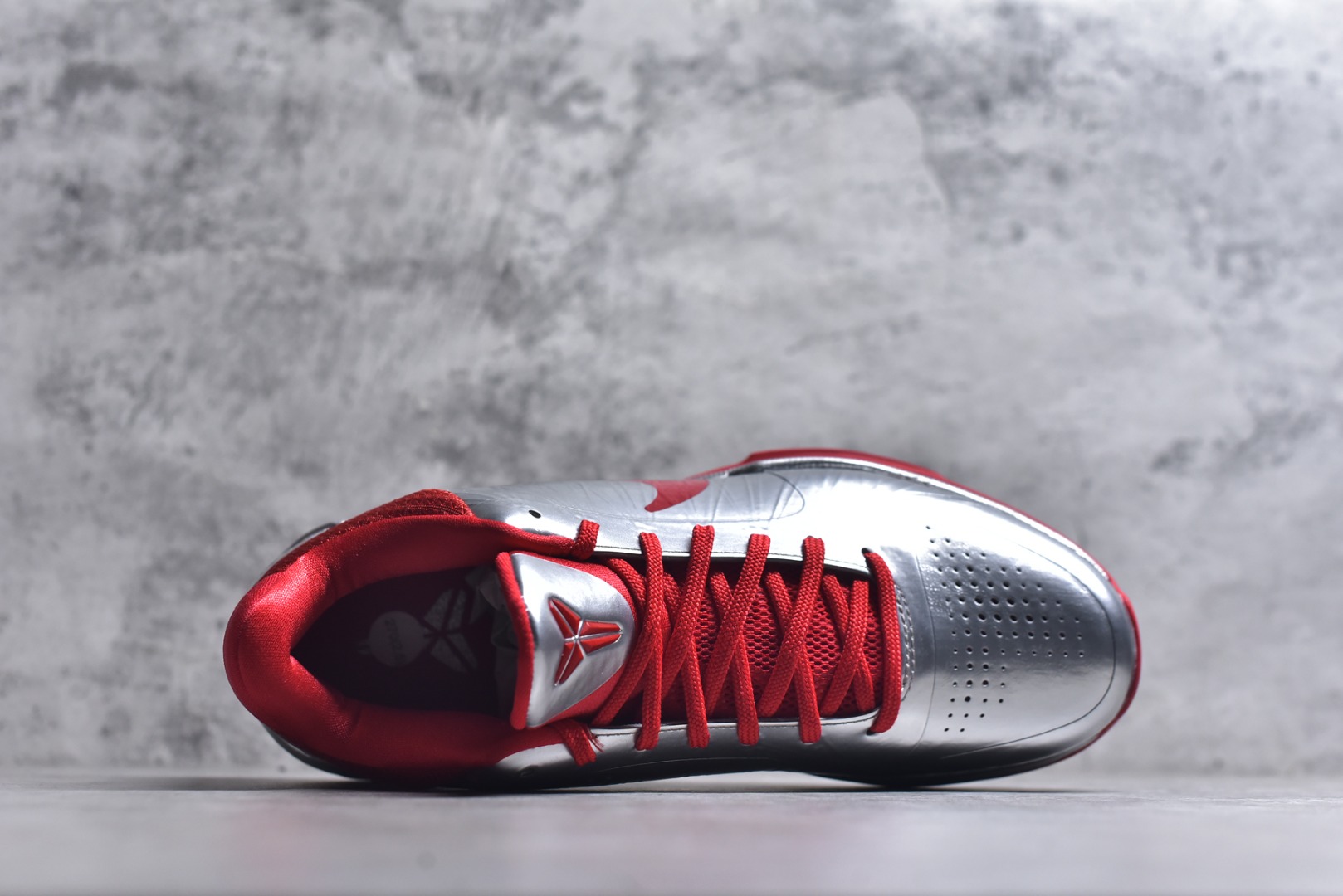 图片[4]-#Caitlin Clark x NK Zoom Kobe ZK5 科比5代 克拉克森联名 银红 IV2712-001 Zoom Turbo气垫➕后掌EVA缓震 实战配置直接拉满 原楦纸板开发 鞋身流线型、后跟塑形 区分土肥圆 原档数据3D打印 鞋面细节匹配原版 全身鞋材卡料色独家定制 唯一正确喷漆SWOOSH NK专利Flyknit飞线科技，给予鞋身足够抗扭矩力 真实底模最大48.5 实战利器 专供海外市场 尺码：40 40.5 41 42 42.5 43 44 44.5 45 46 47.5 48.5 （脚宽、脚胖 建议买大半码）-选品中心