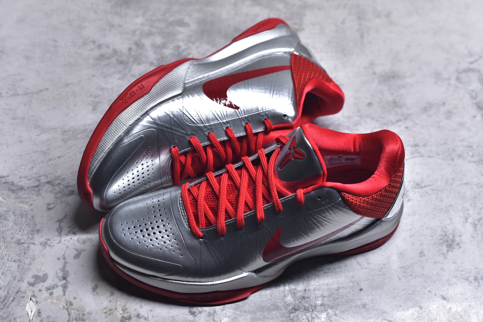 图片[7]-#Caitlin Clark x NK Zoom Kobe ZK5 科比5代 克拉克森联名 银红 IV2712-001 Zoom Turbo气垫➕后掌EVA缓震 实战配置直接拉满 原楦纸板开发 鞋身流线型、后跟塑形 区分土肥圆 原档数据3D打印 鞋面细节匹配原版 全身鞋材卡料色独家定制 唯一正确喷漆SWOOSH NK专利Flyknit飞线科技，给予鞋身足够抗扭矩力 真实底模最大48.5 实战利器 专供海外市场 尺码：40 40.5 41 42 42.5 43 44 44.5 45 46 47.5 48.5 （脚宽、脚胖 建议买大半码）-选品中心