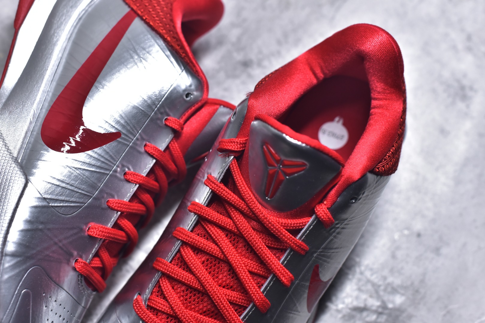 图片[9]-#Caitlin Clark x NK Zoom Kobe ZK5 科比5代 克拉克森联名 银红 IV2712-001 Zoom Turbo气垫➕后掌EVA缓震 实战配置直接拉满 原楦纸板开发 鞋身流线型、后跟塑形 区分土肥圆 原档数据3D打印 鞋面细节匹配原版 全身鞋材卡料色独家定制 唯一正确喷漆SWOOSH NK专利Flyknit飞线科技，给予鞋身足够抗扭矩力 真实底模最大48.5 实战利器 专供海外市场 尺码：40 40.5 41 42 42.5 43 44 44.5 45 46 47.5 48.5 （脚宽、脚胖 建议买大半码）-选品中心