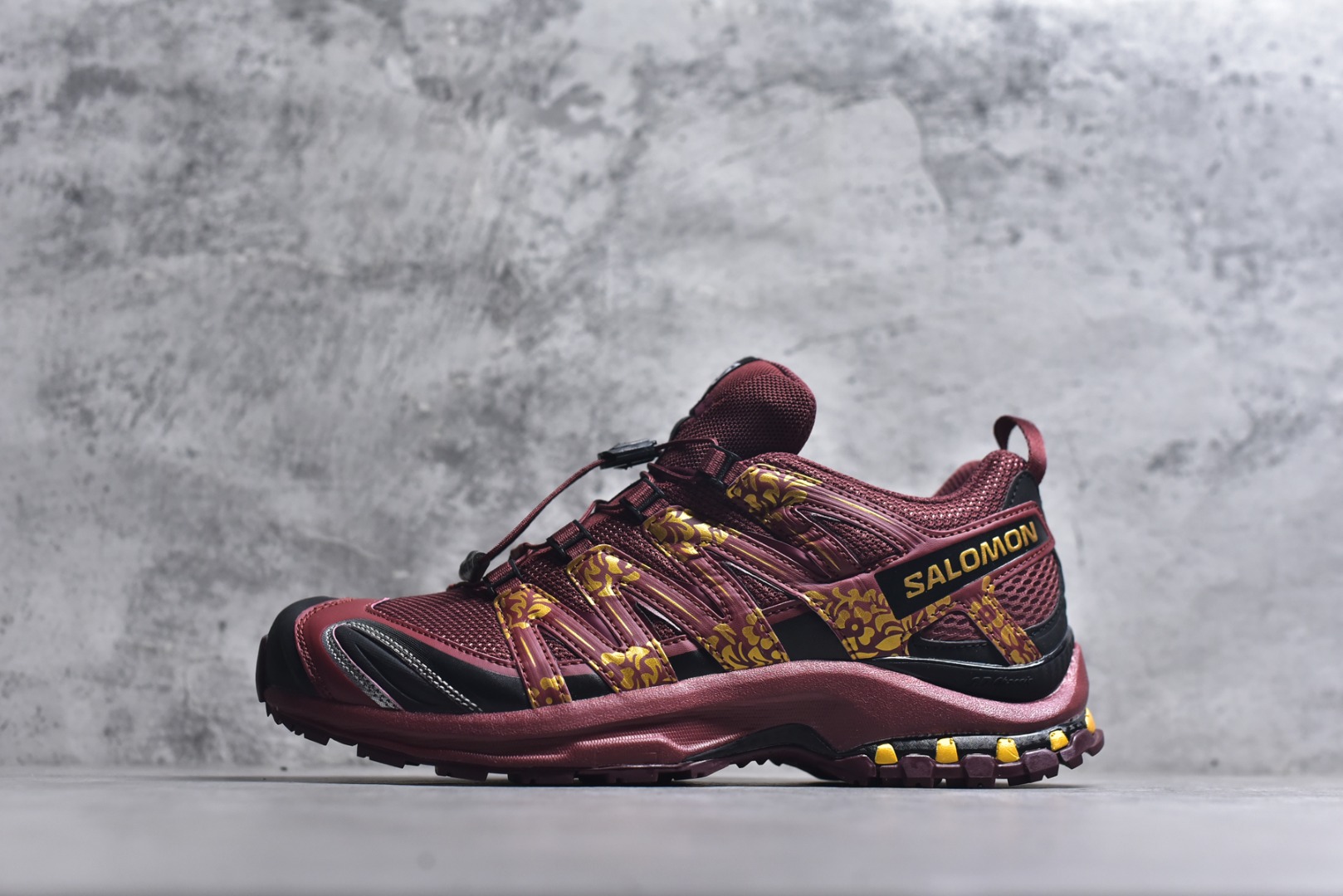 #Salomon XA PRO 3D SUEDE 萨洛蒙户外越野跑鞋 鞋面采用SENSIFIT贴合技术 全方位贴合包裹脚型 鞋跟部鞋底牵引设计 提供强大的抓地性能 更适应野外崎岖不平的道路 其3D ADVANCED CHASSIS底盘 材料轻量大化 钉齿设计更具稳定性、防护性 鞋底易磨损区运用CONTAGRIP高耐磨材料 应对城市硬质路面长距离跑考验 货号：478676-28 尺码：36 36.5 37 38 38.5 39 40 40.5 41 42 42.5 43 44 45-选品中心