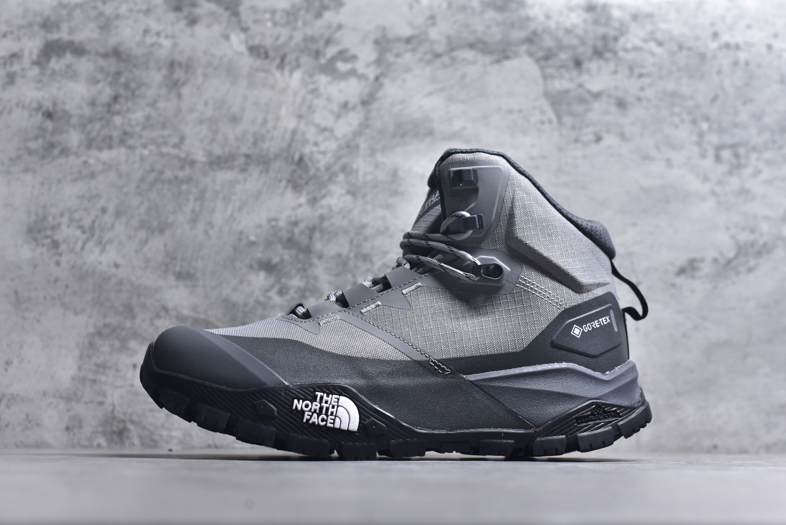 #北面M OFFTRAIL HIKE MID GORE-Tex 高邦户外防水机能鞋 纯原版本 鞋底采用Vibram黄金大底 专门为鞋底设计的橡胶以出色的耐磨性 良好的防滑性或得不少户外运动爱好者的喜欢 专业户外登山品牌（北面）The North Face自1966年创立，由两位热爱登山徒步的年轻登山者于美西旧金山开创，不断透过研发与创新，并且将最先进的技术结合在服装与鞋款设计，生产多种外型帅气且专业能力非常强的户外运动装备而备受欢迎 货号： NF0A8AEU6S4233712 尺码：40 41 42 43 44 45-选品中心