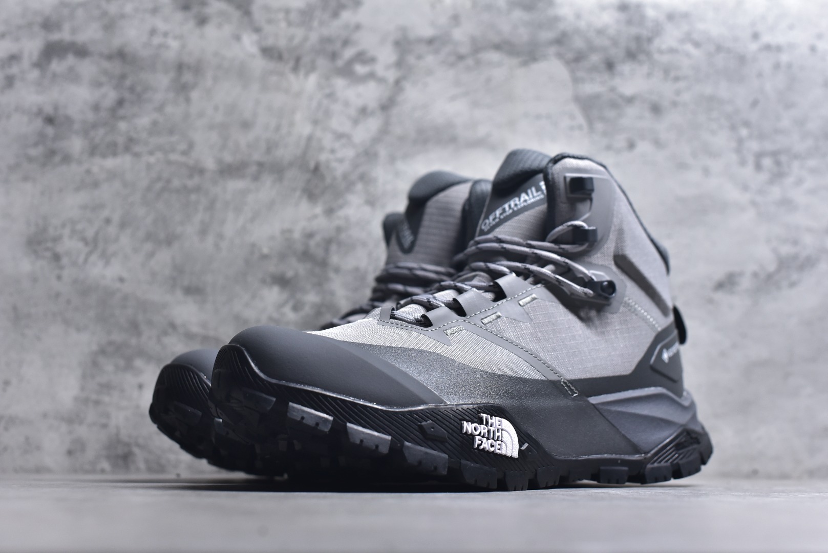 图片[2]-#北面M OFFTRAIL HIKE MID GORE-Tex 高邦户外防水机能鞋 纯原版本 鞋底采用Vibram黄金大底 专门为鞋底设计的橡胶以出色的耐磨性 良好的防滑性或得不少户外运动爱好者的喜欢 专业户外登山品牌（北面）The North Face自1966年创立，由两位热爱登山徒步的年轻登山者于美西旧金山开创，不断透过研发与创新，并且将最先进的技术结合在服装与鞋款设计，生产多种外型帅气且专业能力非常强的户外运动装备而备受欢迎 货号： NF0A8AEU6S4233712 尺码：40 41 42 43 44 45-选品中心