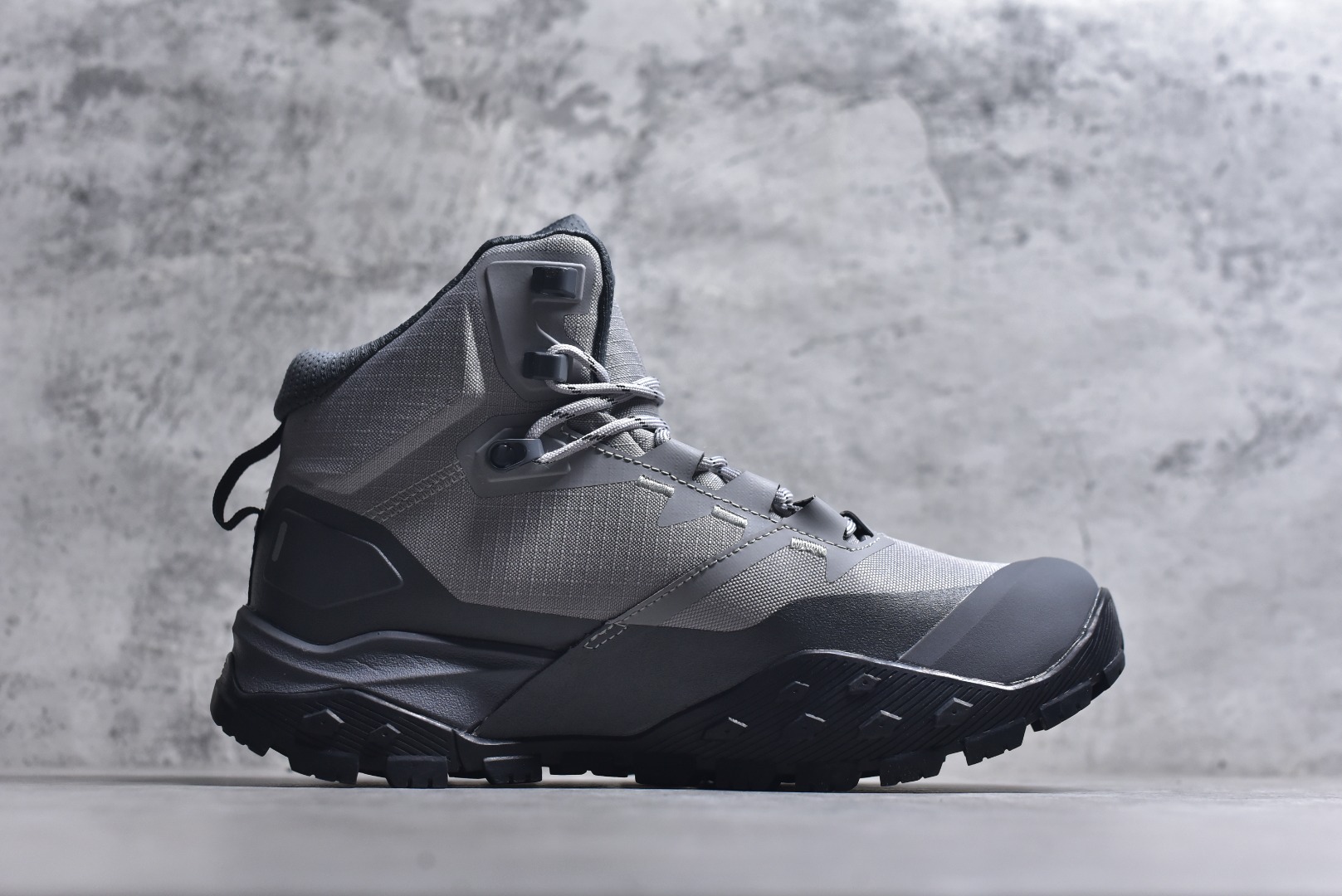 图片[3]-#北面M OFFTRAIL HIKE MID GORE-Tex 高邦户外防水机能鞋 纯原版本 鞋底采用Vibram黄金大底 专门为鞋底设计的橡胶以出色的耐磨性 良好的防滑性或得不少户外运动爱好者的喜欢 专业户外登山品牌（北面）The North Face自1966年创立，由两位热爱登山徒步的年轻登山者于美西旧金山开创，不断透过研发与创新，并且将最先进的技术结合在服装与鞋款设计，生产多种外型帅气且专业能力非常强的户外运动装备而备受欢迎 货号： NF0A8AEU6S4233712 尺码：40 41 42 43 44 45-选品中心