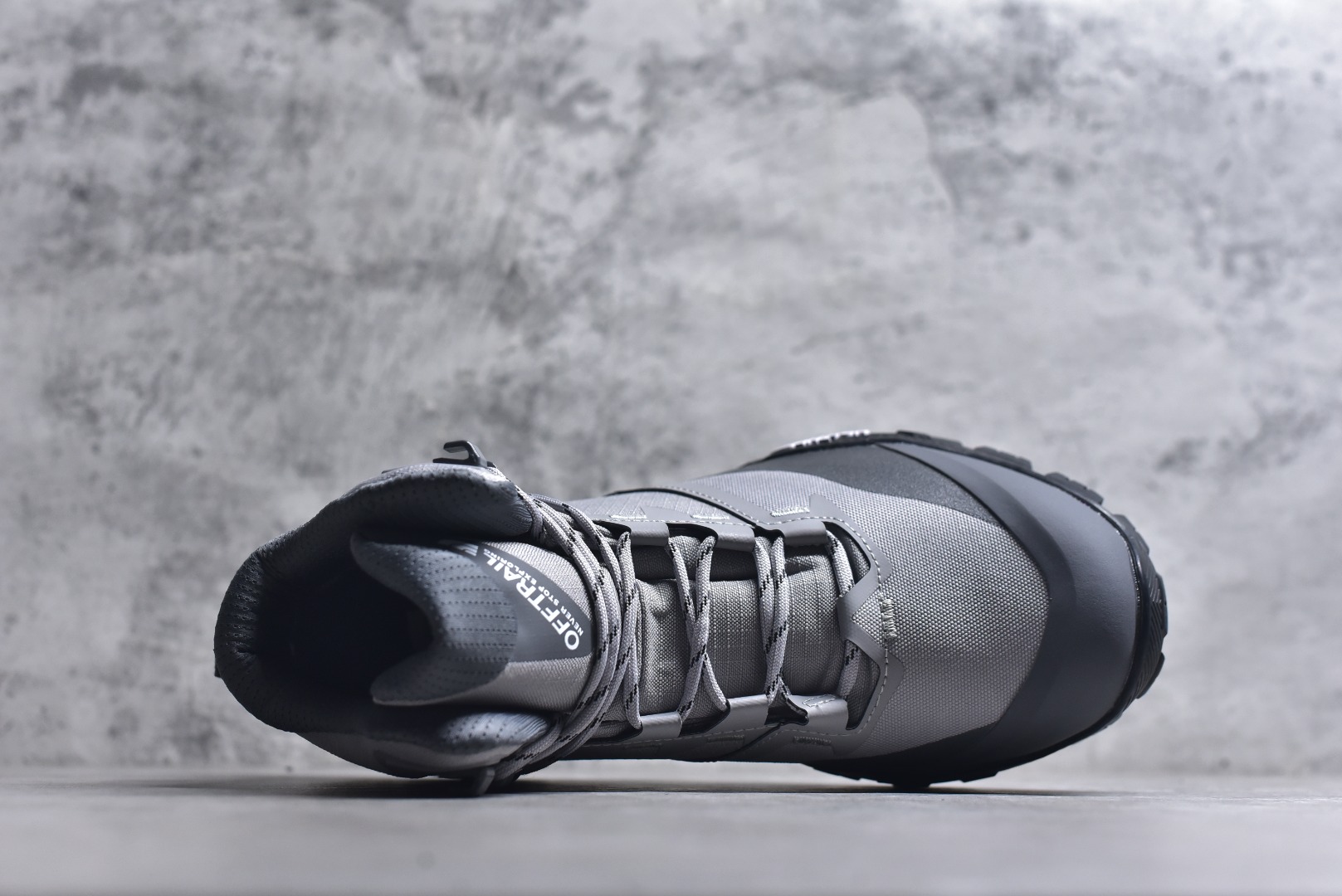 图片[4]-#北面M OFFTRAIL HIKE MID GORE-Tex 高邦户外防水机能鞋 纯原版本 鞋底采用Vibram黄金大底 专门为鞋底设计的橡胶以出色的耐磨性 良好的防滑性或得不少户外运动爱好者的喜欢 专业户外登山品牌（北面）The North Face自1966年创立，由两位热爱登山徒步的年轻登山者于美西旧金山开创，不断透过研发与创新，并且将最先进的技术结合在服装与鞋款设计，生产多种外型帅气且专业能力非常强的户外运动装备而备受欢迎 货号： NF0A8AEU6S4233712 尺码：40 41 42 43 44 45-选品中心