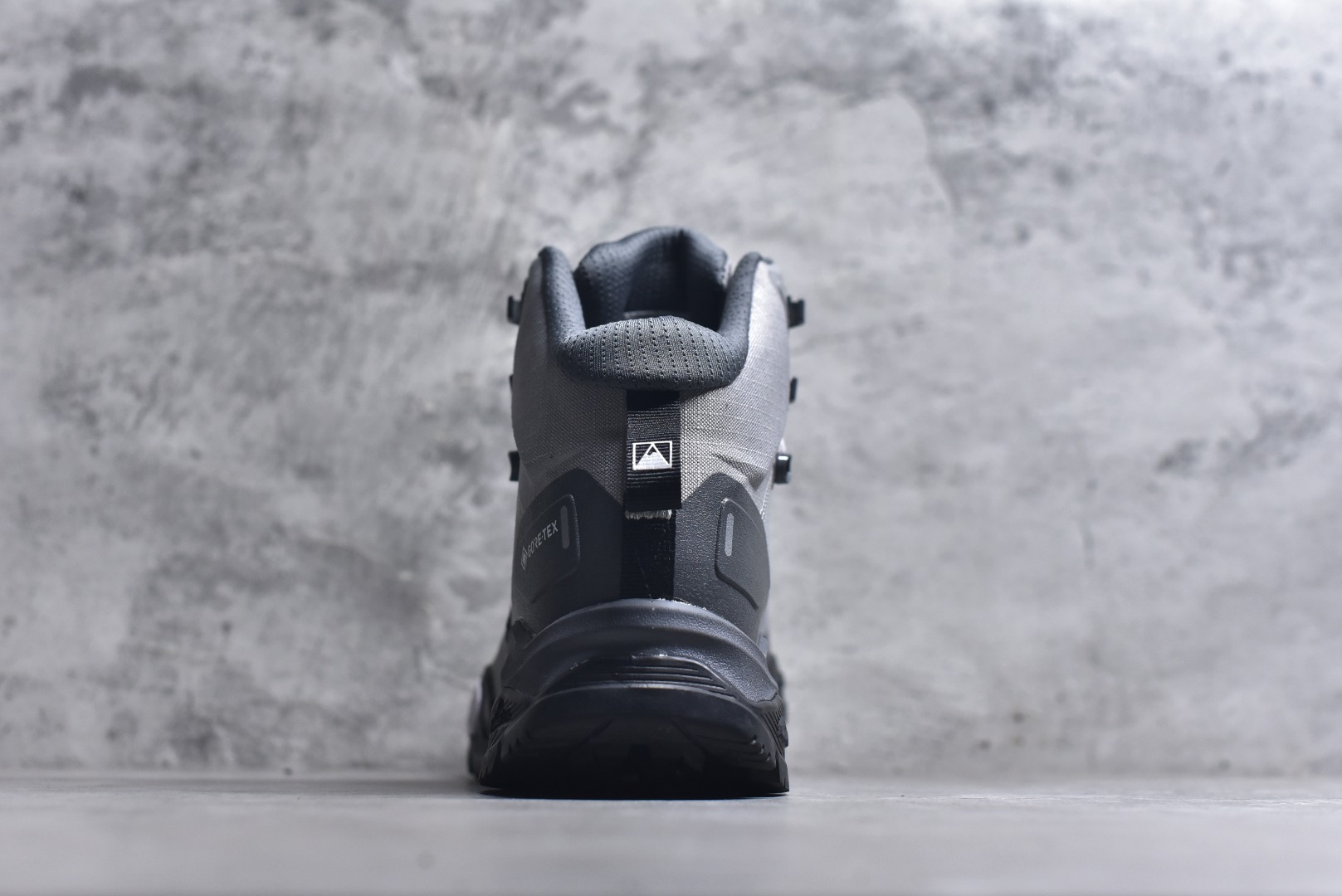 图片[5]-#北面M OFFTRAIL HIKE MID GORE-Tex 高邦户外防水机能鞋 纯原版本 鞋底采用Vibram黄金大底 专门为鞋底设计的橡胶以出色的耐磨性 良好的防滑性或得不少户外运动爱好者的喜欢 专业户外登山品牌（北面）The North Face自1966年创立，由两位热爱登山徒步的年轻登山者于美西旧金山开创，不断透过研发与创新，并且将最先进的技术结合在服装与鞋款设计，生产多种外型帅气且专业能力非常强的户外运动装备而备受欢迎 货号： NF0A8AEU6S4233712 尺码：40 41 42 43 44 45-选品中心