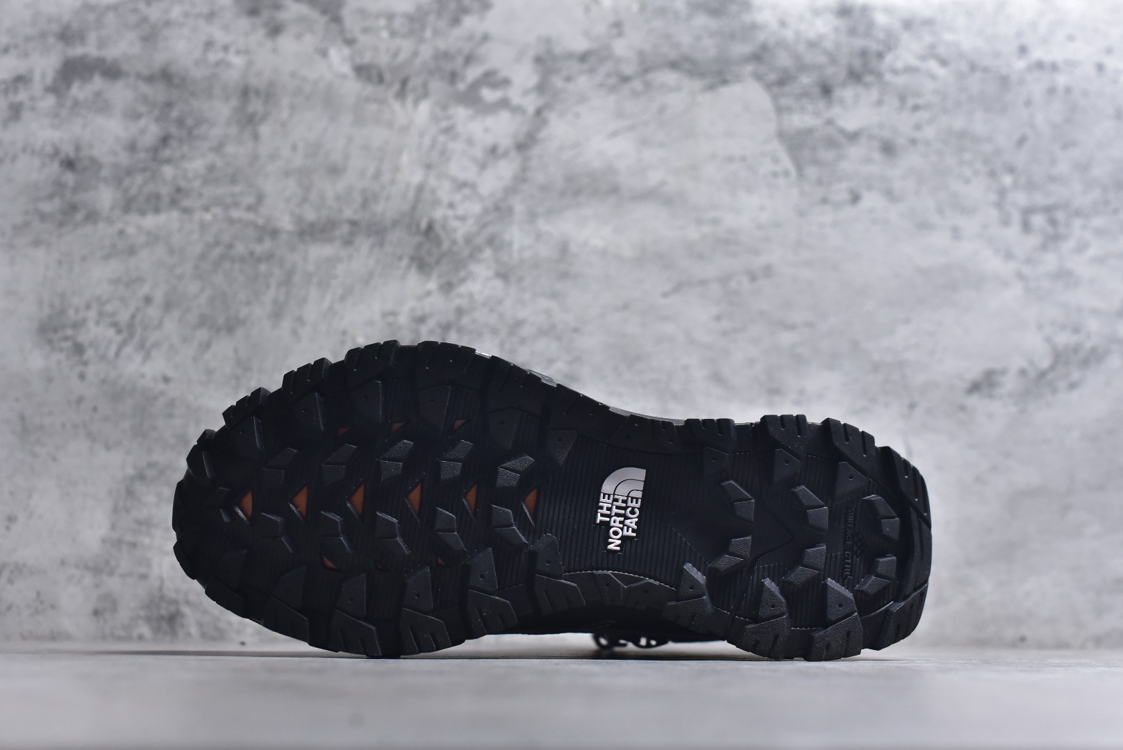 图片[6]-#北面M OFFTRAIL HIKE MID GORE-Tex 高邦户外防水机能鞋 纯原版本 鞋底采用Vibram黄金大底 专门为鞋底设计的橡胶以出色的耐磨性 良好的防滑性或得不少户外运动爱好者的喜欢 专业户外登山品牌（北面）The North Face自1966年创立，由两位热爱登山徒步的年轻登山者于美西旧金山开创，不断透过研发与创新，并且将最先进的技术结合在服装与鞋款设计，生产多种外型帅气且专业能力非常强的户外运动装备而备受欢迎 货号： NF0A8AEU6S4233712 尺码：40 41 42 43 44 45-选品中心