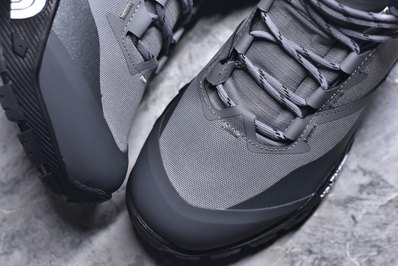 图片[8]-#北面M OFFTRAIL HIKE MID GORE-Tex 高邦户外防水机能鞋 纯原版本 鞋底采用Vibram黄金大底 专门为鞋底设计的橡胶以出色的耐磨性 良好的防滑性或得不少户外运动爱好者的喜欢 专业户外登山品牌（北面）The North Face自1966年创立，由两位热爱登山徒步的年轻登山者于美西旧金山开创，不断透过研发与创新，并且将最先进的技术结合在服装与鞋款设计，生产多种外型帅气且专业能力非常强的户外运动装备而备受欢迎 货号： NF0A8AEU6S4233712 尺码：40 41 42 43 44 45-选品中心