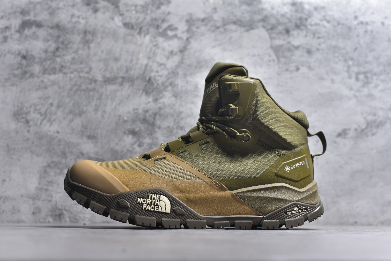 #北面M OFFTRAIL HIKE MID GORE-Tex 高邦户外防水机能鞋 纯原版本 鞋底采用Vibram黄金大底 专门为鞋底设计的橡胶以出色的耐磨性 良好的防滑性或得不少户外运动爱好者的喜欢 专业户外登山品牌（北面）The North Face自1966年创立，由两位热爱登山徒步的年轻登山者于美西旧金山开创，不断透过研发与创新，并且将最先进的技术结合在服装与鞋款设计，生产多种外型帅气且专业能力非常强的户外运动装备而备受欢迎 货号： NF0A8AEU6S4233712 尺码：40 41 42 43 44 45-选品中心