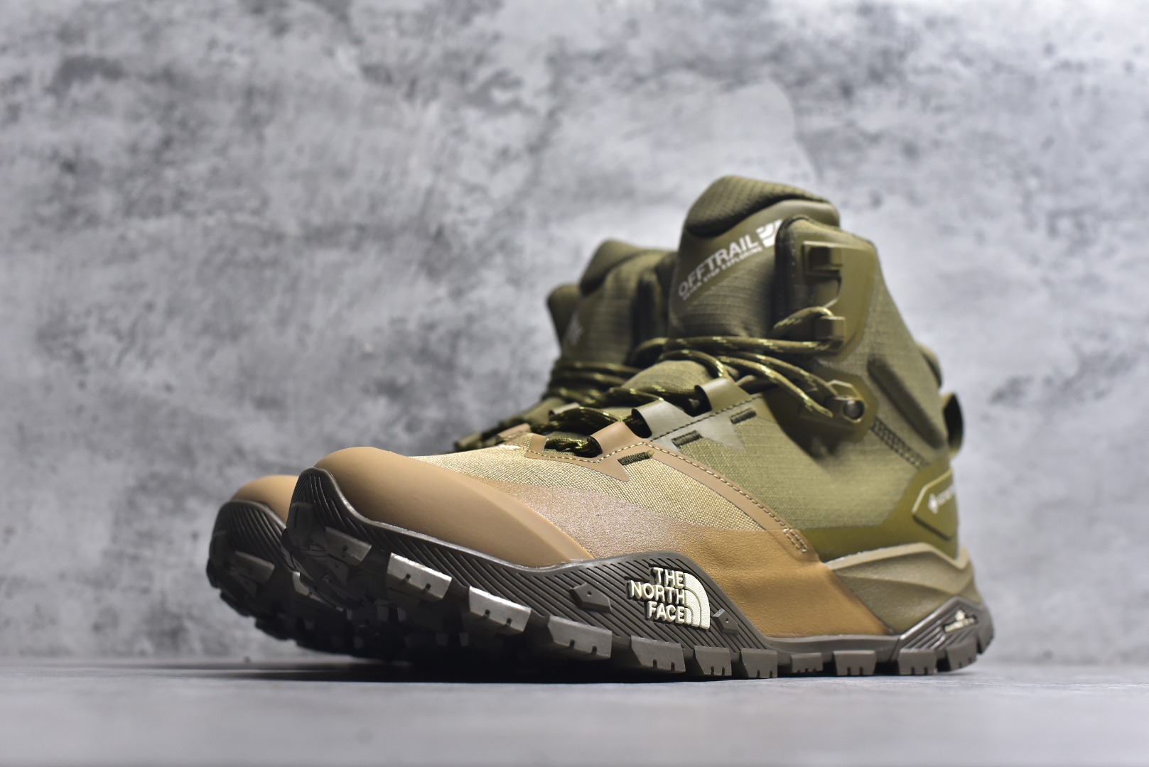 图片[2]-#北面M OFFTRAIL HIKE MID GORE-Tex 高邦户外防水机能鞋 纯原版本 鞋底采用Vibram黄金大底 专门为鞋底设计的橡胶以出色的耐磨性 良好的防滑性或得不少户外运动爱好者的喜欢 专业户外登山品牌（北面）The North Face自1966年创立，由两位热爱登山徒步的年轻登山者于美西旧金山开创，不断透过研发与创新，并且将最先进的技术结合在服装与鞋款设计，生产多种外型帅气且专业能力非常强的户外运动装备而备受欢迎 货号： NF0A8AEU6S4233712 尺码：40 41 42 43 44 45-选品中心