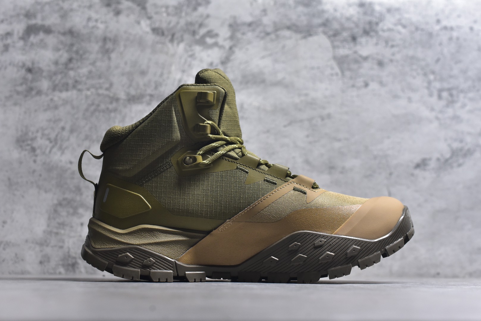 图片[3]-#北面M OFFTRAIL HIKE MID GORE-Tex 高邦户外防水机能鞋 纯原版本 鞋底采用Vibram黄金大底 专门为鞋底设计的橡胶以出色的耐磨性 良好的防滑性或得不少户外运动爱好者的喜欢 专业户外登山品牌（北面）The North Face自1966年创立，由两位热爱登山徒步的年轻登山者于美西旧金山开创，不断透过研发与创新，并且将最先进的技术结合在服装与鞋款设计，生产多种外型帅气且专业能力非常强的户外运动装备而备受欢迎 货号： NF0A8AEU6S4233712 尺码：40 41 42 43 44 45-选品中心