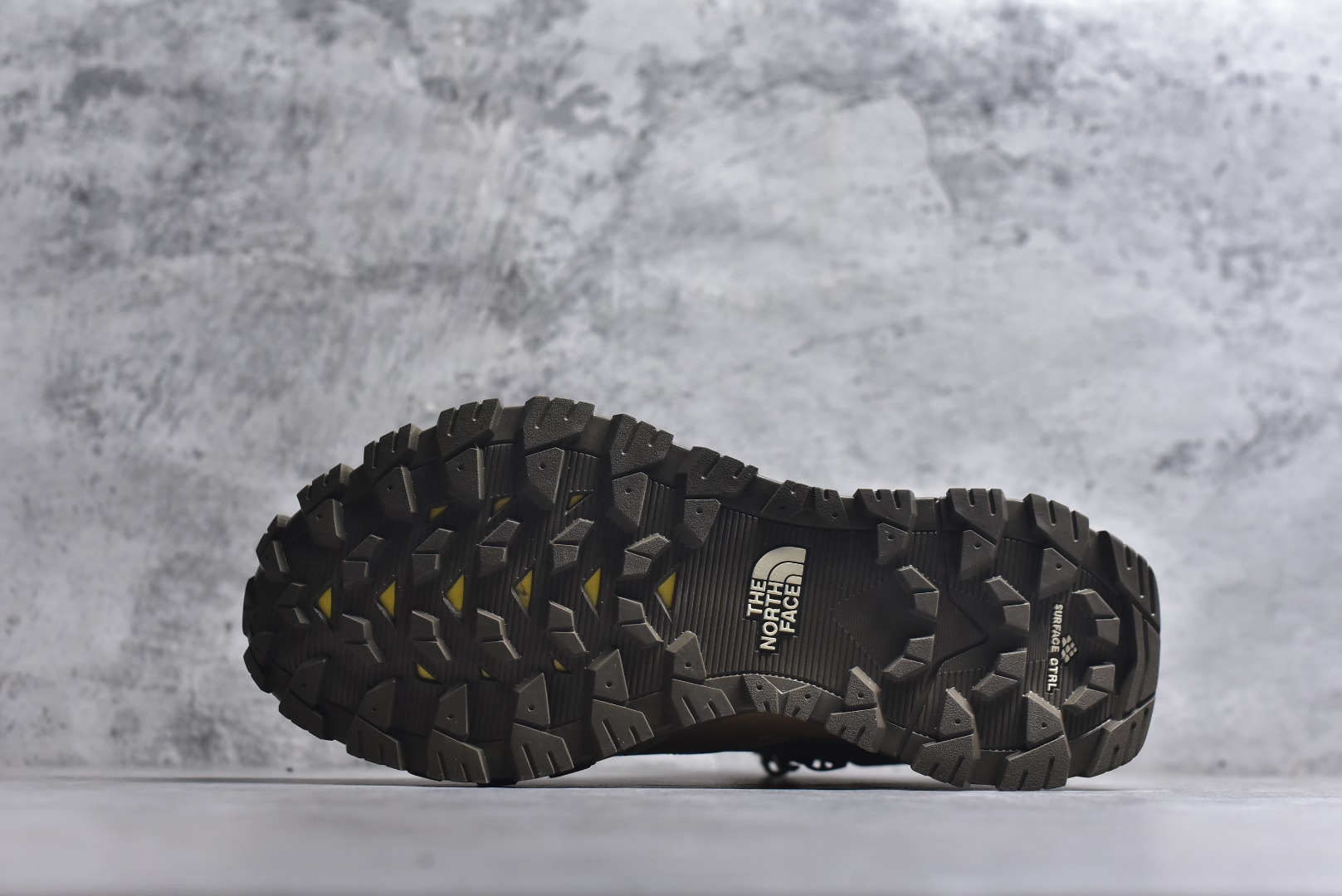 图片[6]-#北面M OFFTRAIL HIKE MID GORE-Tex 高邦户外防水机能鞋 纯原版本 鞋底采用Vibram黄金大底 专门为鞋底设计的橡胶以出色的耐磨性 良好的防滑性或得不少户外运动爱好者的喜欢 专业户外登山品牌（北面）The North Face自1966年创立，由两位热爱登山徒步的年轻登山者于美西旧金山开创，不断透过研发与创新，并且将最先进的技术结合在服装与鞋款设计，生产多种外型帅气且专业能力非常强的户外运动装备而备受欢迎 货号： NF0A8AEU6S4233712 尺码：40 41 42 43 44 45-选品中心