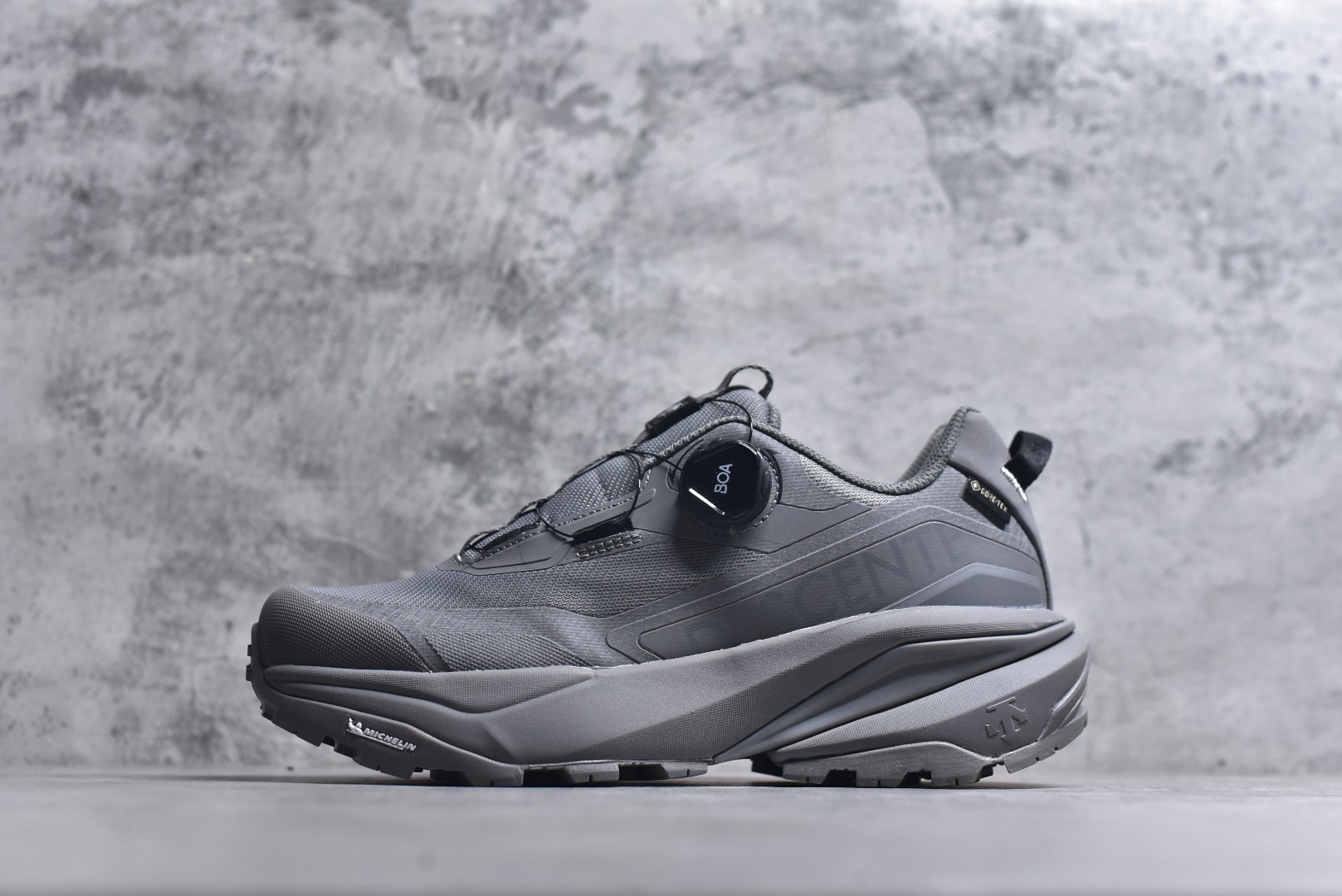 #迪桑特DESCENTE SKI STYLE 系列 GORE-TEX 舒适耐磨防水低帮徒步鞋 男女同款 DESCENTE（迪桑特）创立于1935年，品牌名取自法语词汇，意为“滑降”。品牌箭头标识代表滑雪的三种技术“高速直线滑行”、“穿越”和“侧滑”，也寓意品牌在打造高端专业运动产品中不断追求完美的创新精神，致力于成为中国高端专业滑雪、综训、女子、铁人三项、高尔夫的第一品牌。实拍调校N版已经零色差零失真 百分百还原实物色彩所见即所得 不存在货不对板色差等低级问题 选购参考实物拍摄 不混卖不参货 只用心做好货严格选品 承诺混一赔十 尺码：36 36.5 37.5 38 38.5 39 40 40.5 41 42 42.5 43 44 44.5 45-选品中心