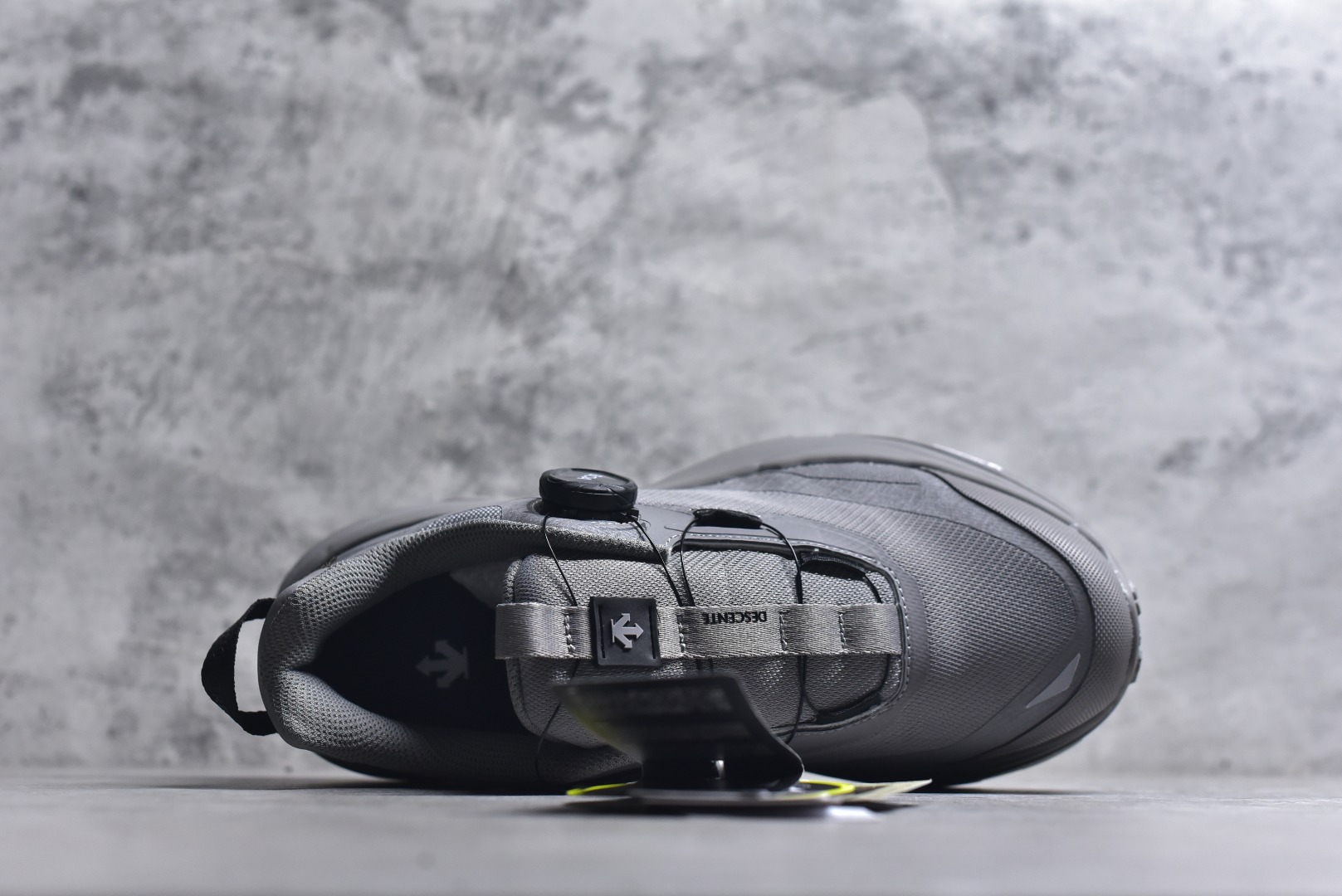 图片[4]-#迪桑特DESCENTE SKI STYLE 系列 GORE-TEX 舒适耐磨防水低帮徒步鞋 男女同款 DESCENTE（迪桑特）创立于1935年，品牌名取自法语词汇，意为“滑降”。品牌箭头标识代表滑雪的三种技术“高速直线滑行”、“穿越”和“侧滑”，也寓意品牌在打造高端专业运动产品中不断追求完美的创新精神，致力于成为中国高端专业滑雪、综训、女子、铁人三项、高尔夫的第一品牌。实拍调校N版已经零色差零失真 百分百还原实物色彩所见即所得 不存在货不对板色差等低级问题 选购参考实物拍摄 不混卖不参货 只用心做好货严格选品 承诺混一赔十 尺码：36 36.5 37.5 38 38.5 39 40 40.5 41 42 42.5 43 44 44.5 45-选品中心