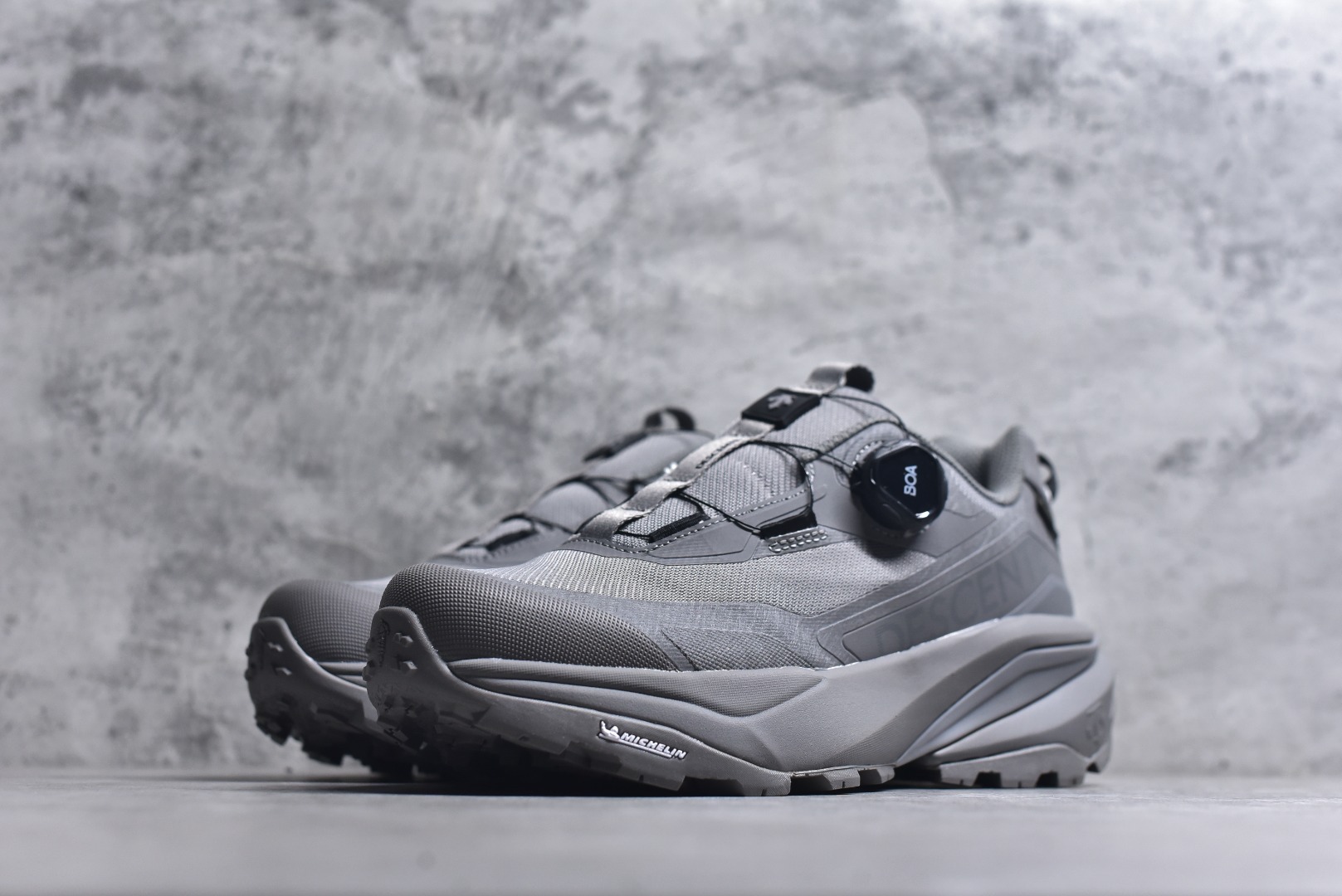 图片[2]-#迪桑特DESCENTE SKI STYLE 系列 GORE-TEX 舒适耐磨防水低帮徒步鞋 男女同款 DESCENTE（迪桑特）创立于1935年，品牌名取自法语词汇，意为“滑降”。品牌箭头标识代表滑雪的三种技术“高速直线滑行”、“穿越”和“侧滑”，也寓意品牌在打造高端专业运动产品中不断追求完美的创新精神，致力于成为中国高端专业滑雪、综训、女子、铁人三项、高尔夫的第一品牌。实拍调校N版已经零色差零失真 百分百还原实物色彩所见即所得 不存在货不对板色差等低级问题 选购参考实物拍摄 不混卖不参货 只用心做好货严格选品 承诺混一赔十 尺码：36 36.5 37.5 38 38.5 39 40 40.5 41 42 42.5 43 44 44.5 45-选品中心