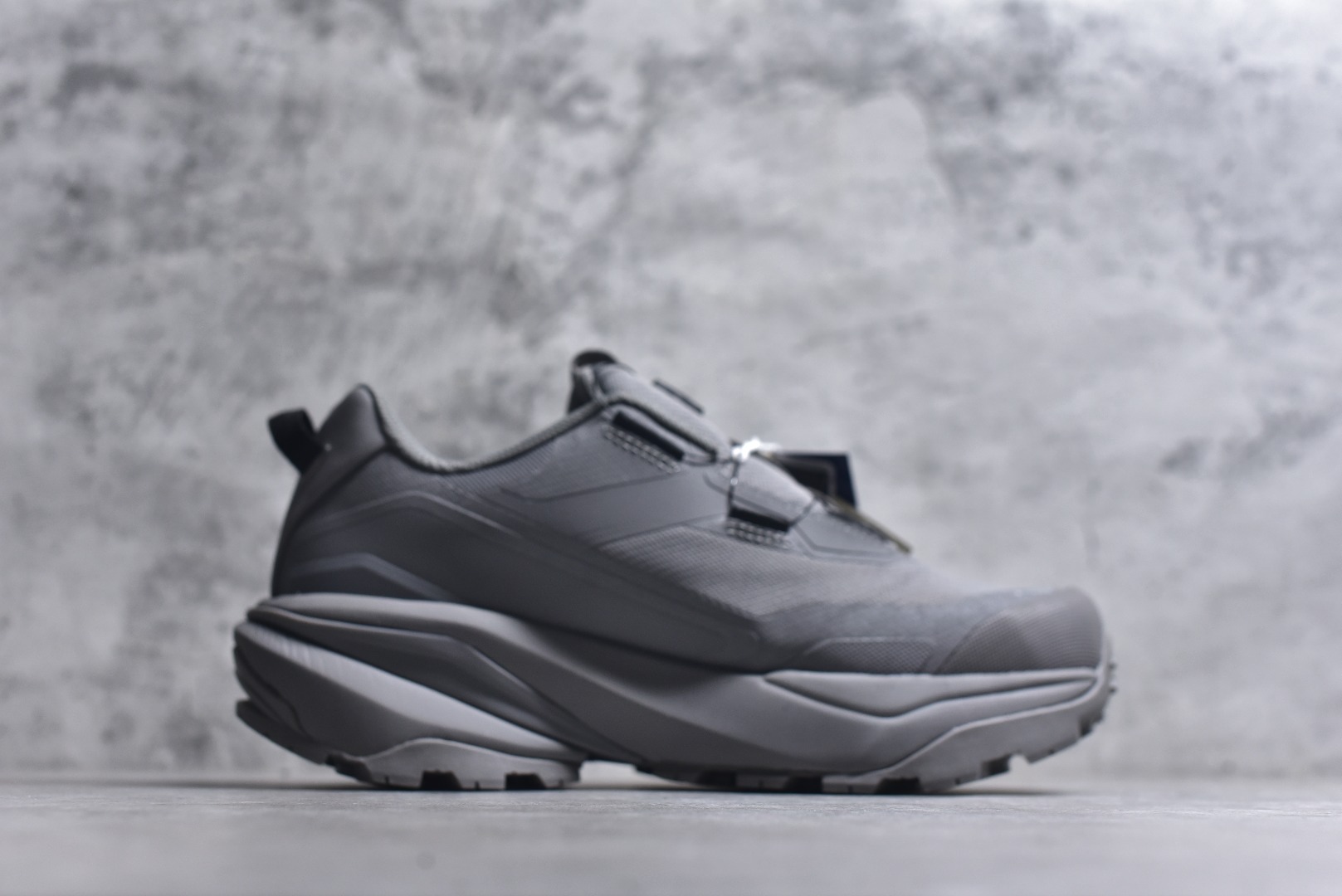 图片[3]-#迪桑特DESCENTE SKI STYLE 系列 GORE-TEX 舒适耐磨防水低帮徒步鞋 男女同款 DESCENTE（迪桑特）创立于1935年，品牌名取自法语词汇，意为“滑降”。品牌箭头标识代表滑雪的三种技术“高速直线滑行”、“穿越”和“侧滑”，也寓意品牌在打造高端专业运动产品中不断追求完美的创新精神，致力于成为中国高端专业滑雪、综训、女子、铁人三项、高尔夫的第一品牌。实拍调校N版已经零色差零失真 百分百还原实物色彩所见即所得 不存在货不对板色差等低级问题 选购参考实物拍摄 不混卖不参货 只用心做好货严格选品 承诺混一赔十 尺码：36 36.5 37.5 38 38.5 39 40 40.5 41 42 42.5 43 44 44.5 45-选品中心