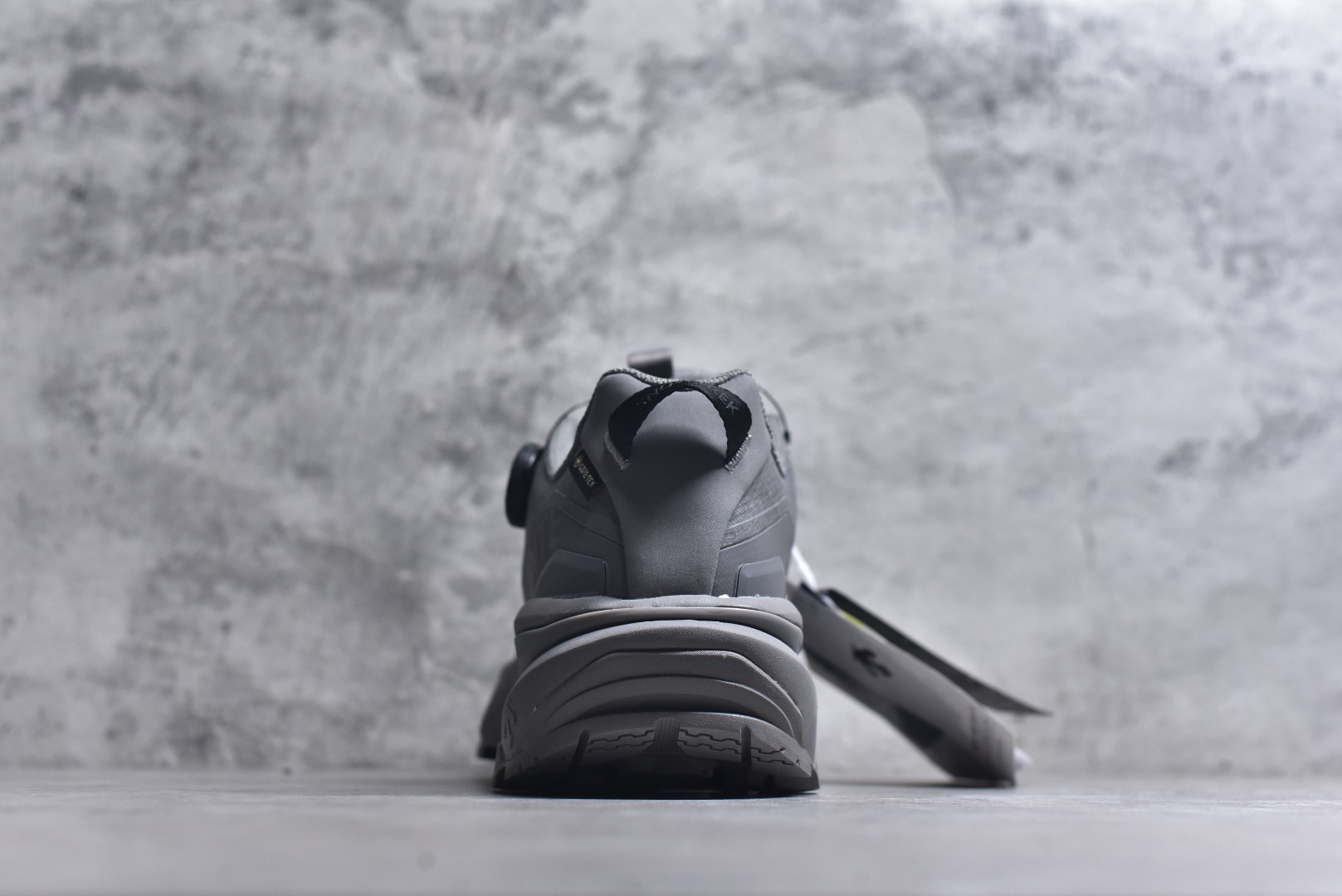 图片[5]-#迪桑特DESCENTE SKI STYLE 系列 GORE-TEX 舒适耐磨防水低帮徒步鞋 男女同款 DESCENTE（迪桑特）创立于1935年，品牌名取自法语词汇，意为“滑降”。品牌箭头标识代表滑雪的三种技术“高速直线滑行”、“穿越”和“侧滑”，也寓意品牌在打造高端专业运动产品中不断追求完美的创新精神，致力于成为中国高端专业滑雪、综训、女子、铁人三项、高尔夫的第一品牌。实拍调校N版已经零色差零失真 百分百还原实物色彩所见即所得 不存在货不对板色差等低级问题 选购参考实物拍摄 不混卖不参货 只用心做好货严格选品 承诺混一赔十 尺码：36 36.5 37.5 38 38.5 39 40 40.5 41 42 42.5 43 44 44.5 45-选品中心