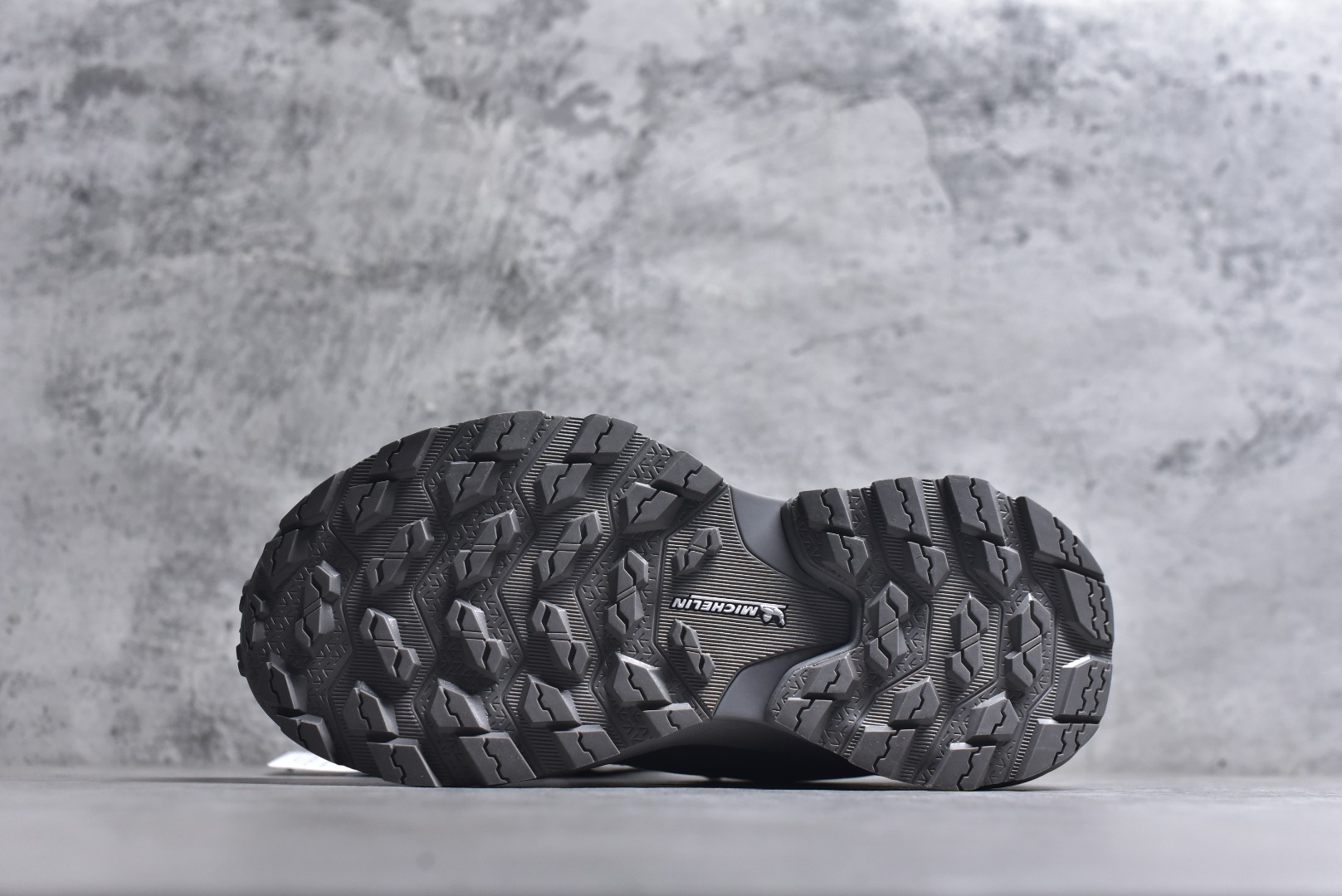 图片[6]-#迪桑特DESCENTE SKI STYLE 系列 GORE-TEX 舒适耐磨防水低帮徒步鞋 男女同款 DESCENTE（迪桑特）创立于1935年，品牌名取自法语词汇，意为“滑降”。品牌箭头标识代表滑雪的三种技术“高速直线滑行”、“穿越”和“侧滑”，也寓意品牌在打造高端专业运动产品中不断追求完美的创新精神，致力于成为中国高端专业滑雪、综训、女子、铁人三项、高尔夫的第一品牌。实拍调校N版已经零色差零失真 百分百还原实物色彩所见即所得 不存在货不对板色差等低级问题 选购参考实物拍摄 不混卖不参货 只用心做好货严格选品 承诺混一赔十 尺码：36 36.5 37.5 38 38.5 39 40 40.5 41 42 42.5 43 44 44.5 45-选品中心