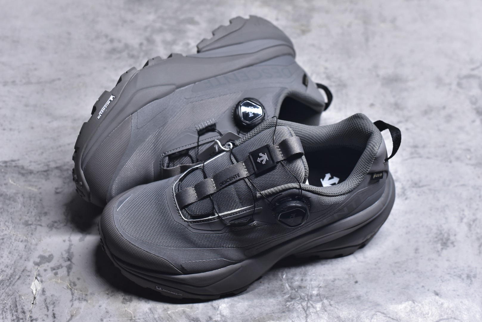 图片[7]-#迪桑特DESCENTE SKI STYLE 系列 GORE-TEX 舒适耐磨防水低帮徒步鞋 男女同款 DESCENTE（迪桑特）创立于1935年，品牌名取自法语词汇，意为“滑降”。品牌箭头标识代表滑雪的三种技术“高速直线滑行”、“穿越”和“侧滑”，也寓意品牌在打造高端专业运动产品中不断追求完美的创新精神，致力于成为中国高端专业滑雪、综训、女子、铁人三项、高尔夫的第一品牌。实拍调校N版已经零色差零失真 百分百还原实物色彩所见即所得 不存在货不对板色差等低级问题 选购参考实物拍摄 不混卖不参货 只用心做好货严格选品 承诺混一赔十 尺码：36 36.5 37.5 38 38.5 39 40 40.5 41 42 42.5 43 44 44.5 45-选品中心