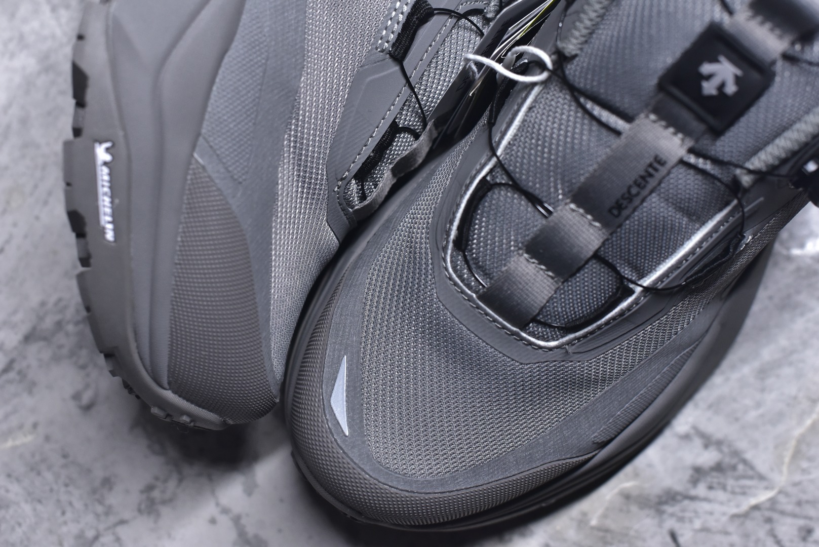 图片[8]-#迪桑特DESCENTE SKI STYLE 系列 GORE-TEX 舒适耐磨防水低帮徒步鞋 男女同款 DESCENTE（迪桑特）创立于1935年，品牌名取自法语词汇，意为“滑降”。品牌箭头标识代表滑雪的三种技术“高速直线滑行”、“穿越”和“侧滑”，也寓意品牌在打造高端专业运动产品中不断追求完美的创新精神，致力于成为中国高端专业滑雪、综训、女子、铁人三项、高尔夫的第一品牌。实拍调校N版已经零色差零失真 百分百还原实物色彩所见即所得 不存在货不对板色差等低级问题 选购参考实物拍摄 不混卖不参货 只用心做好货严格选品 承诺混一赔十 尺码：36 36.5 37.5 38 38.5 39 40 40.5 41 42 42.5 43 44 44.5 45-选品中心