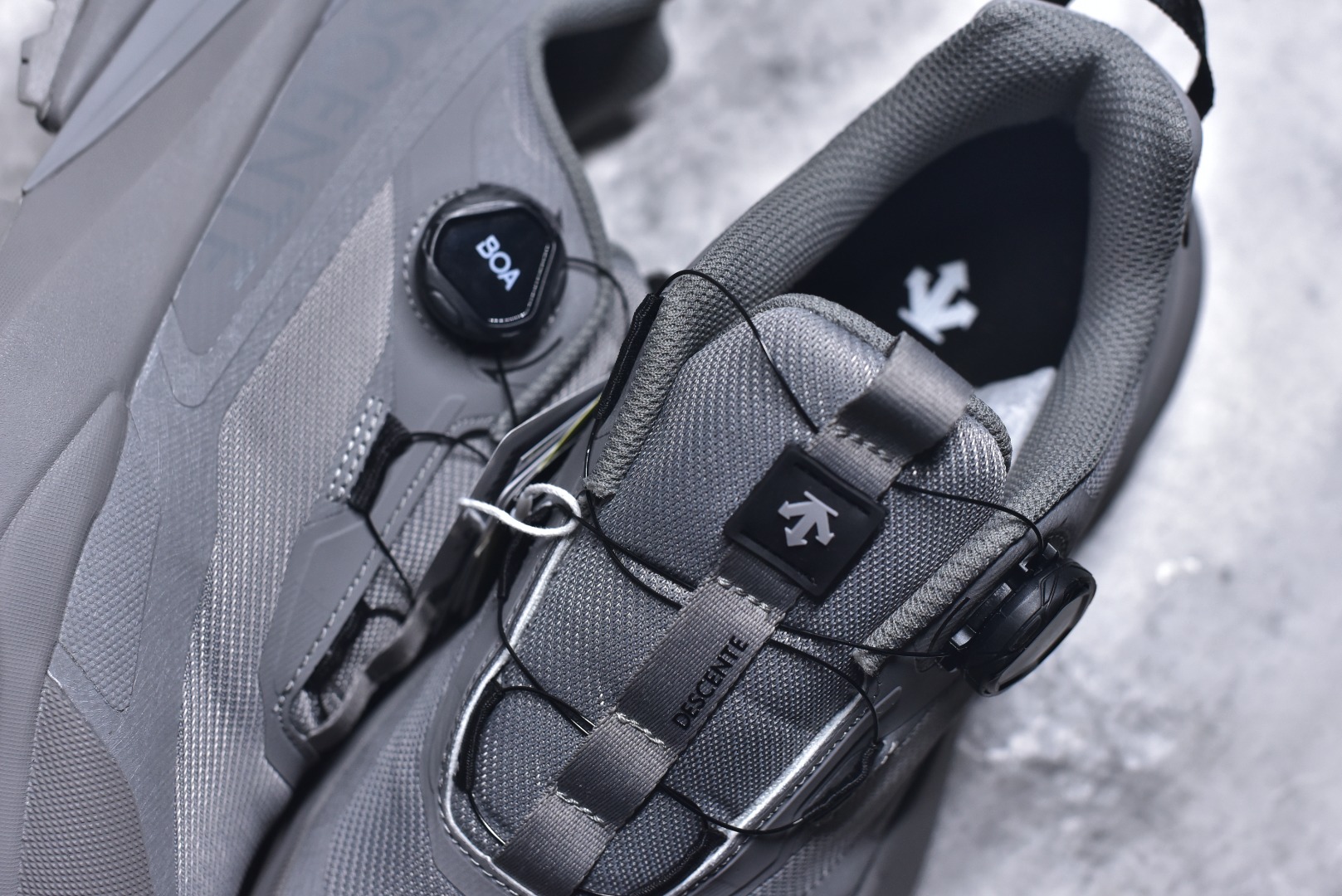 图片[9]-#迪桑特DESCENTE SKI STYLE 系列 GORE-TEX 舒适耐磨防水低帮徒步鞋 男女同款 DESCENTE（迪桑特）创立于1935年，品牌名取自法语词汇，意为“滑降”。品牌箭头标识代表滑雪的三种技术“高速直线滑行”、“穿越”和“侧滑”，也寓意品牌在打造高端专业运动产品中不断追求完美的创新精神，致力于成为中国高端专业滑雪、综训、女子、铁人三项、高尔夫的第一品牌。实拍调校N版已经零色差零失真 百分百还原实物色彩所见即所得 不存在货不对板色差等低级问题 选购参考实物拍摄 不混卖不参货 只用心做好货严格选品 承诺混一赔十 尺码：36 36.5 37.5 38 38.5 39 40 40.5 41 42 42.5 43 44 44.5 45-选品中心