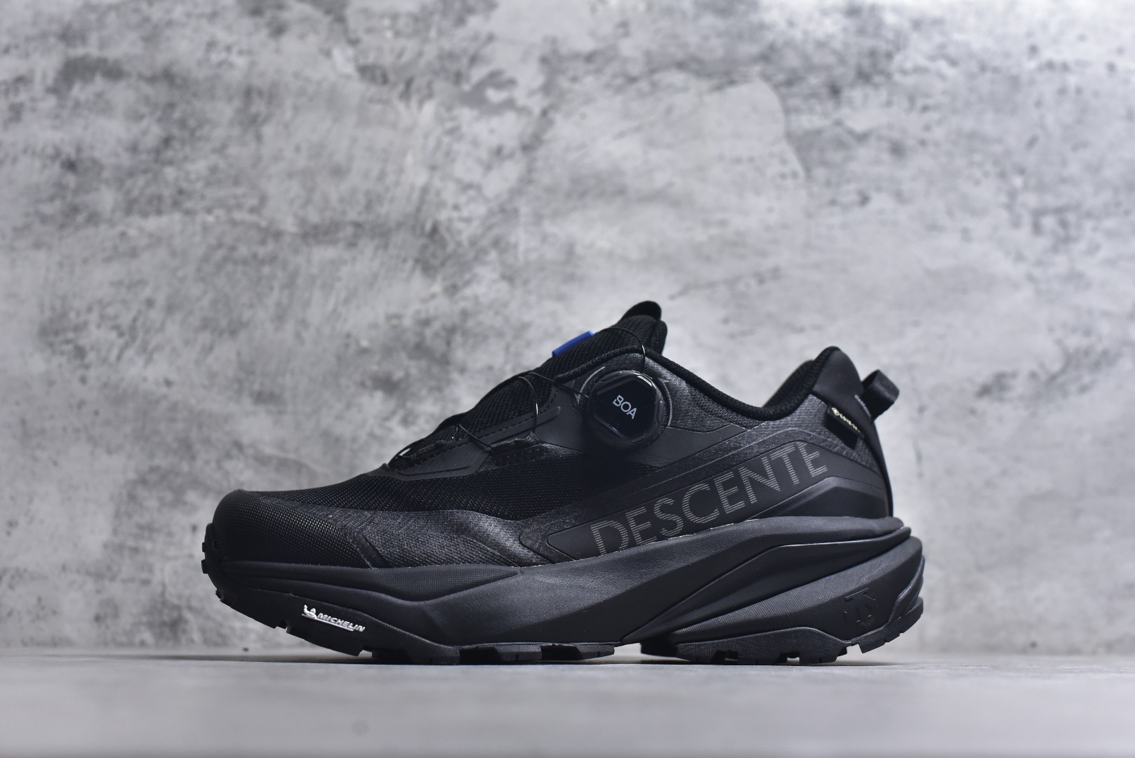 #迪桑特DESCENTE SKI STYLE 系列 GORE-TEX 舒适耐磨防水低帮徒步鞋 男女同款 DESCENTE（迪桑特）创立于1935年，品牌名取自法语词汇，意为“滑降”。品牌箭头标识代表滑雪的三种技术“高速直线滑行”、“穿越”和“侧滑”，也寓意品牌在打造高端专业运动产品中不断追求完美的创新精神，致力于成为中国高端专业滑雪、综训、女子、铁人三项、高尔夫的第一品牌。实拍调校N版已经零色差零失真 百分百还原实物色彩所见即所得 不存在货不对板色差等低级问题 选购参考实物拍摄 不混卖不参货 只用心做好货严格选品 承诺混一赔十 尺码：36 36.5 37.5 38 38.5 39 40 40.5 41 42 42.5 43 44 44.5 45-选品中心