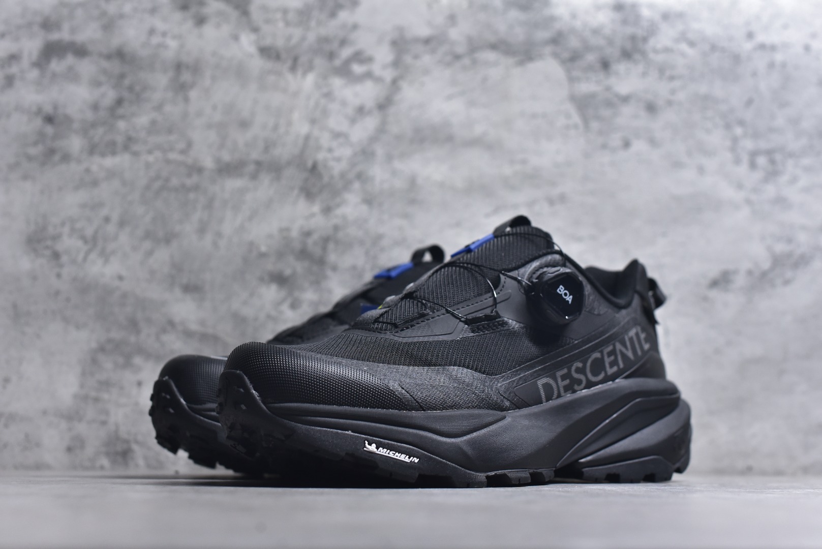图片[2]-#迪桑特DESCENTE SKI STYLE 系列 GORE-TEX 舒适耐磨防水低帮徒步鞋 男女同款 DESCENTE（迪桑特）创立于1935年，品牌名取自法语词汇，意为“滑降”。品牌箭头标识代表滑雪的三种技术“高速直线滑行”、“穿越”和“侧滑”，也寓意品牌在打造高端专业运动产品中不断追求完美的创新精神，致力于成为中国高端专业滑雪、综训、女子、铁人三项、高尔夫的第一品牌。实拍调校N版已经零色差零失真 百分百还原实物色彩所见即所得 不存在货不对板色差等低级问题 选购参考实物拍摄 不混卖不参货 只用心做好货严格选品 承诺混一赔十 尺码：36 36.5 37.5 38 38.5 39 40 40.5 41 42 42.5 43 44 44.5 45-选品中心