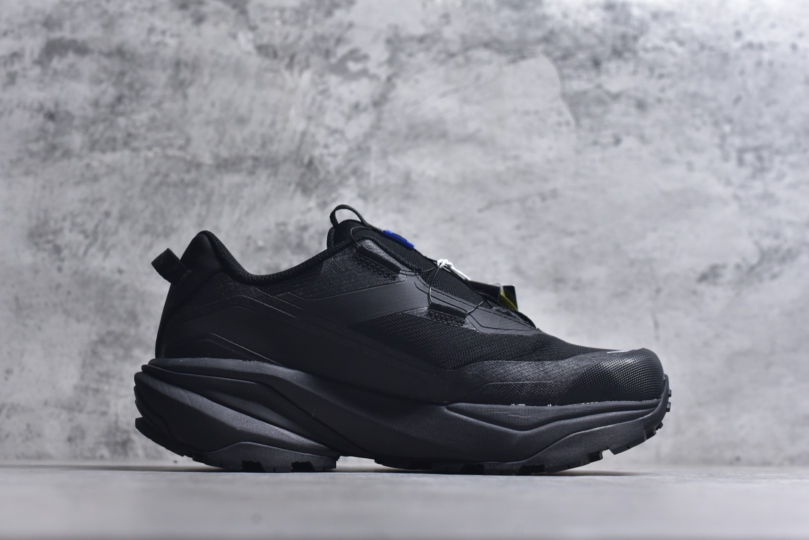 图片[3]-#迪桑特DESCENTE SKI STYLE 系列 GORE-TEX 舒适耐磨防水低帮徒步鞋 男女同款 DESCENTE（迪桑特）创立于1935年，品牌名取自法语词汇，意为“滑降”。品牌箭头标识代表滑雪的三种技术“高速直线滑行”、“穿越”和“侧滑”，也寓意品牌在打造高端专业运动产品中不断追求完美的创新精神，致力于成为中国高端专业滑雪、综训、女子、铁人三项、高尔夫的第一品牌。实拍调校N版已经零色差零失真 百分百还原实物色彩所见即所得 不存在货不对板色差等低级问题 选购参考实物拍摄 不混卖不参货 只用心做好货严格选品 承诺混一赔十 尺码：36 36.5 37.5 38 38.5 39 40 40.5 41 42 42.5 43 44 44.5 45-选品中心