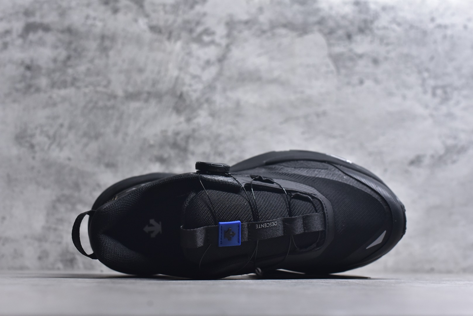 图片[4]-#迪桑特DESCENTE SKI STYLE 系列 GORE-TEX 舒适耐磨防水低帮徒步鞋 男女同款 DESCENTE（迪桑特）创立于1935年，品牌名取自法语词汇，意为“滑降”。品牌箭头标识代表滑雪的三种技术“高速直线滑行”、“穿越”和“侧滑”，也寓意品牌在打造高端专业运动产品中不断追求完美的创新精神，致力于成为中国高端专业滑雪、综训、女子、铁人三项、高尔夫的第一品牌。实拍调校N版已经零色差零失真 百分百还原实物色彩所见即所得 不存在货不对板色差等低级问题 选购参考实物拍摄 不混卖不参货 只用心做好货严格选品 承诺混一赔十 尺码：36 36.5 37.5 38 38.5 39 40 40.5 41 42 42.5 43 44 44.5 45-选品中心