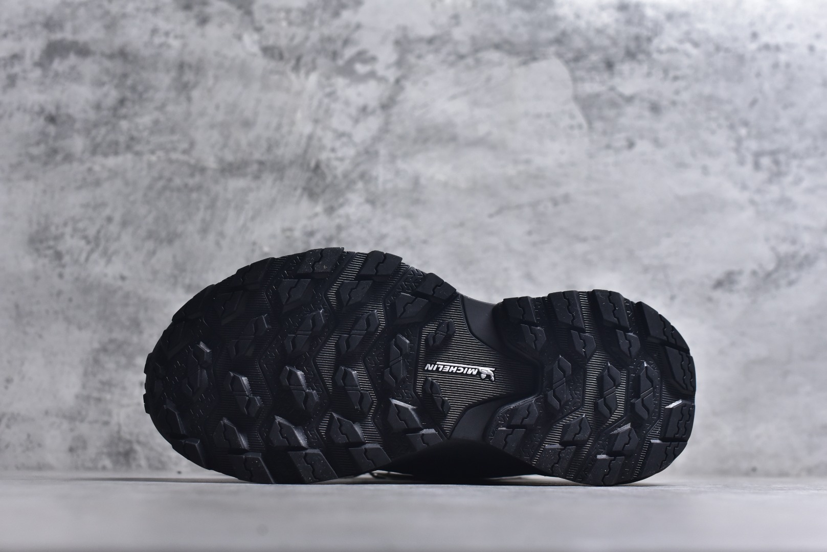 图片[6]-#迪桑特DESCENTE SKI STYLE 系列 GORE-TEX 舒适耐磨防水低帮徒步鞋 男女同款 DESCENTE（迪桑特）创立于1935年，品牌名取自法语词汇，意为“滑降”。品牌箭头标识代表滑雪的三种技术“高速直线滑行”、“穿越”和“侧滑”，也寓意品牌在打造高端专业运动产品中不断追求完美的创新精神，致力于成为中国高端专业滑雪、综训、女子、铁人三项、高尔夫的第一品牌。实拍调校N版已经零色差零失真 百分百还原实物色彩所见即所得 不存在货不对板色差等低级问题 选购参考实物拍摄 不混卖不参货 只用心做好货严格选品 承诺混一赔十 尺码：36 36.5 37.5 38 38.5 39 40 40.5 41 42 42.5 43 44 44.5 45-选品中心