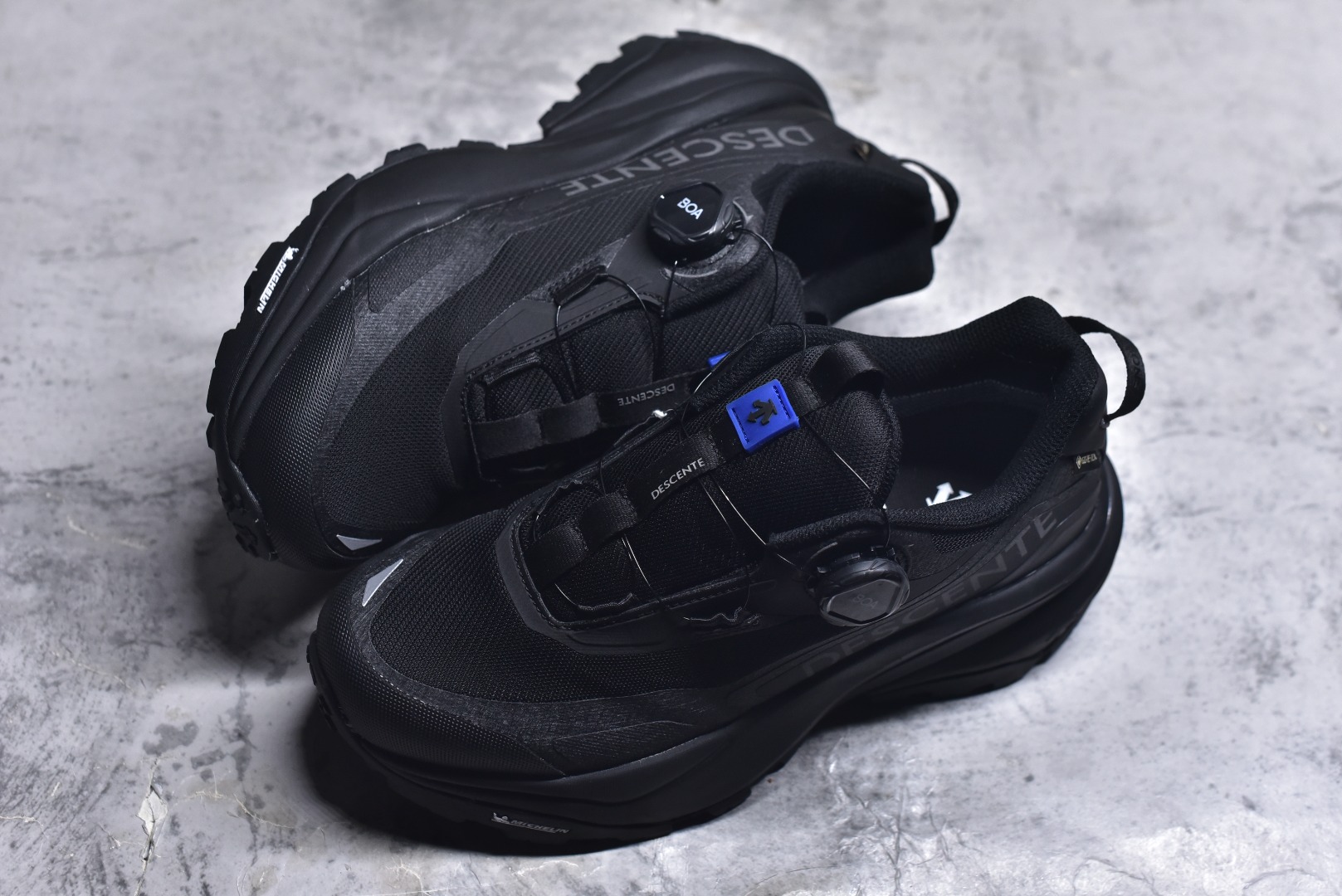 图片[7]-#迪桑特DESCENTE SKI STYLE 系列 GORE-TEX 舒适耐磨防水低帮徒步鞋 男女同款 DESCENTE（迪桑特）创立于1935年，品牌名取自法语词汇，意为“滑降”。品牌箭头标识代表滑雪的三种技术“高速直线滑行”、“穿越”和“侧滑”，也寓意品牌在打造高端专业运动产品中不断追求完美的创新精神，致力于成为中国高端专业滑雪、综训、女子、铁人三项、高尔夫的第一品牌。实拍调校N版已经零色差零失真 百分百还原实物色彩所见即所得 不存在货不对板色差等低级问题 选购参考实物拍摄 不混卖不参货 只用心做好货严格选品 承诺混一赔十 尺码：36 36.5 37.5 38 38.5 39 40 40.5 41 42 42.5 43 44 44.5 45-选品中心