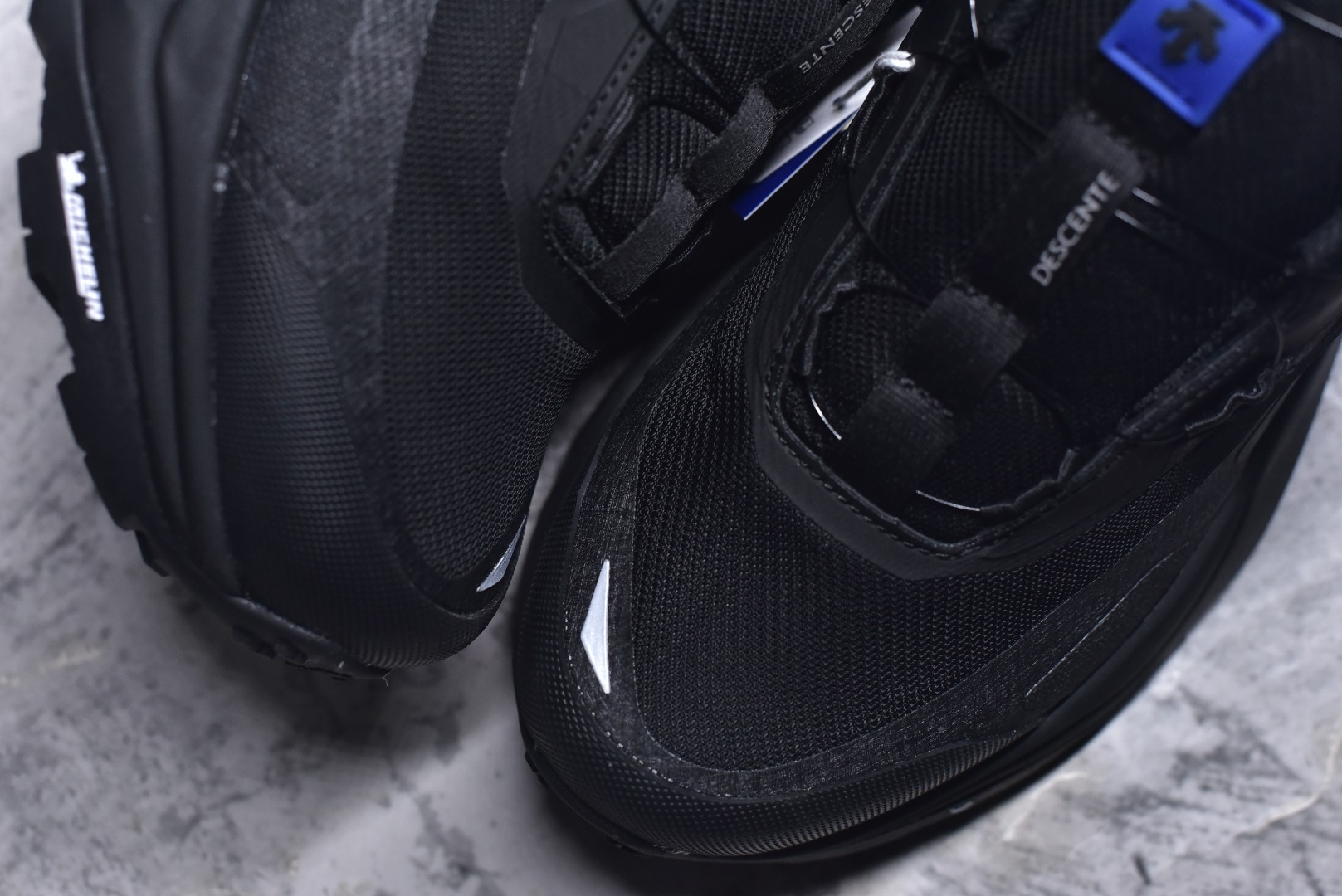 图片[8]-#迪桑特DESCENTE SKI STYLE 系列 GORE-TEX 舒适耐磨防水低帮徒步鞋 男女同款 DESCENTE（迪桑特）创立于1935年，品牌名取自法语词汇，意为“滑降”。品牌箭头标识代表滑雪的三种技术“高速直线滑行”、“穿越”和“侧滑”，也寓意品牌在打造高端专业运动产品中不断追求完美的创新精神，致力于成为中国高端专业滑雪、综训、女子、铁人三项、高尔夫的第一品牌。实拍调校N版已经零色差零失真 百分百还原实物色彩所见即所得 不存在货不对板色差等低级问题 选购参考实物拍摄 不混卖不参货 只用心做好货严格选品 承诺混一赔十 尺码：36 36.5 37.5 38 38.5 39 40 40.5 41 42 42.5 43 44 44.5 45-选品中心