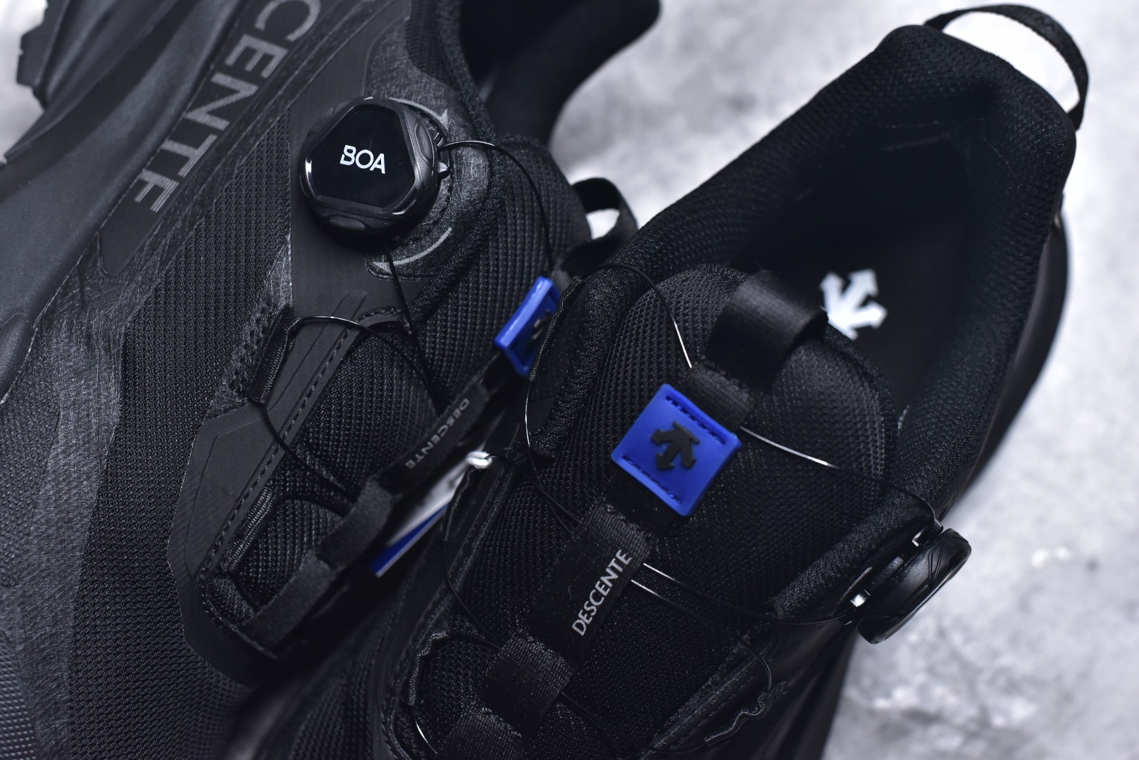 图片[9]-#迪桑特DESCENTE SKI STYLE 系列 GORE-TEX 舒适耐磨防水低帮徒步鞋 男女同款 DESCENTE（迪桑特）创立于1935年，品牌名取自法语词汇，意为“滑降”。品牌箭头标识代表滑雪的三种技术“高速直线滑行”、“穿越”和“侧滑”，也寓意品牌在打造高端专业运动产品中不断追求完美的创新精神，致力于成为中国高端专业滑雪、综训、女子、铁人三项、高尔夫的第一品牌。实拍调校N版已经零色差零失真 百分百还原实物色彩所见即所得 不存在货不对板色差等低级问题 选购参考实物拍摄 不混卖不参货 只用心做好货严格选品 承诺混一赔十 尺码：36 36.5 37.5 38 38.5 39 40 40.5 41 42 42.5 43 44 44.5 45-选品中心