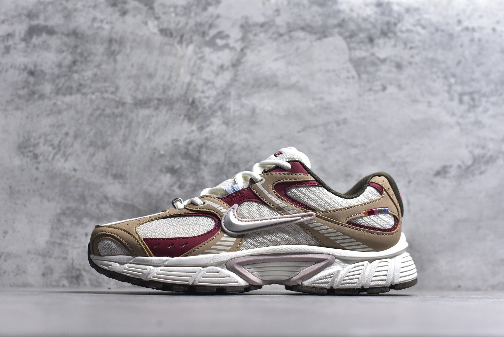 #NK V5 RNR 舒适百搭防滑耐磨低帮跑步鞋 IQ1151-001 舒适有型适合日常穿着 该鞋款延续千禧年经典设计搭载泡绵中底 厚实而轻盈匠心细节巧搭立体耐克勾标志焕新演绎复古跑鞋 鞋款从千禧年美学汲取灵感 混搭多种材质突显层次感立体感和传统跑步风范 尺码：36 36.5 37.5 38 38.5 39 40 40.5 41 42 42.5 43 44 44.5 45-选品中心