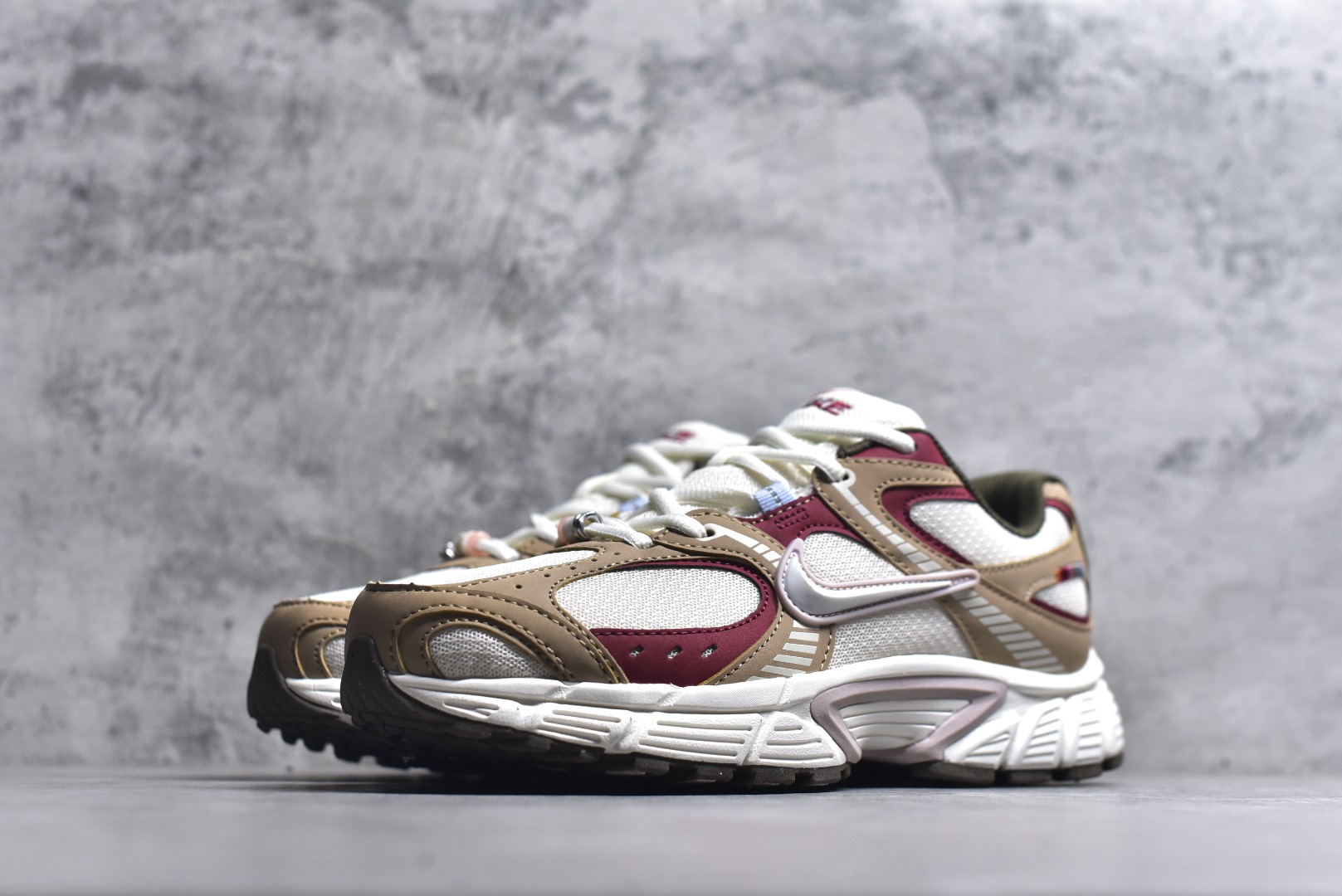 图片[2]-#NK V5 RNR 舒适百搭防滑耐磨低帮跑步鞋 IQ1151-001 舒适有型适合日常穿着 该鞋款延续千禧年经典设计搭载泡绵中底 厚实而轻盈匠心细节巧搭立体耐克勾标志焕新演绎复古跑鞋 鞋款从千禧年美学汲取灵感 混搭多种材质突显层次感立体感和传统跑步风范 尺码：36 36.5 37.5 38 38.5 39 40 40.5 41 42 42.5 43 44 44.5 45-选品中心