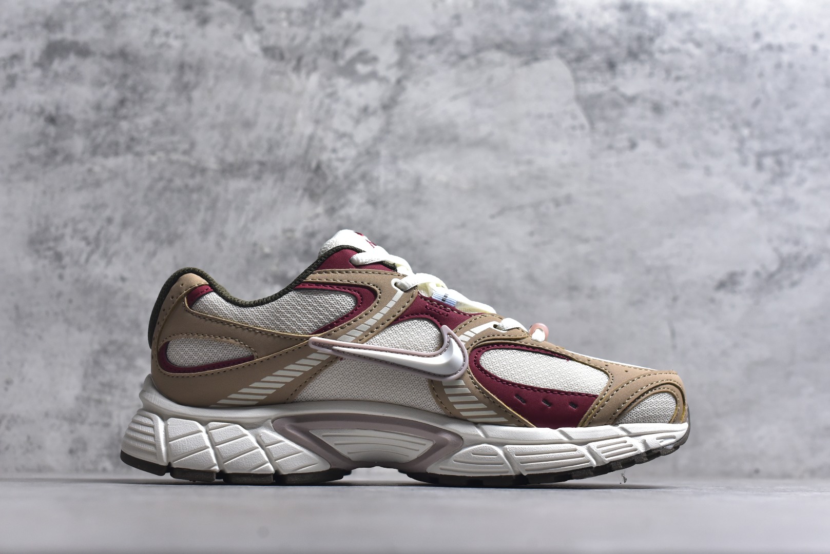 图片[3]-#NK V5 RNR 舒适百搭防滑耐磨低帮跑步鞋 IQ1151-001 舒适有型适合日常穿着 该鞋款延续千禧年经典设计搭载泡绵中底 厚实而轻盈匠心细节巧搭立体耐克勾标志焕新演绎复古跑鞋 鞋款从千禧年美学汲取灵感 混搭多种材质突显层次感立体感和传统跑步风范 尺码：36 36.5 37.5 38 38.5 39 40 40.5 41 42 42.5 43 44 44.5 45-选品中心