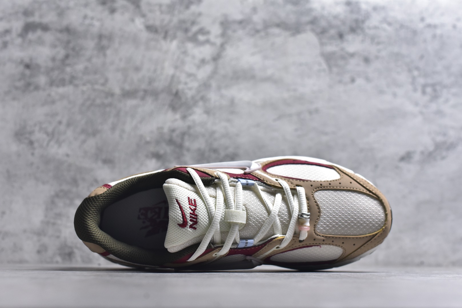 图片[4]-#NK V5 RNR 舒适百搭防滑耐磨低帮跑步鞋 IQ1151-001 舒适有型适合日常穿着 该鞋款延续千禧年经典设计搭载泡绵中底 厚实而轻盈匠心细节巧搭立体耐克勾标志焕新演绎复古跑鞋 鞋款从千禧年美学汲取灵感 混搭多种材质突显层次感立体感和传统跑步风范 尺码：36 36.5 37.5 38 38.5 39 40 40.5 41 42 42.5 43 44 44.5 45-选品中心