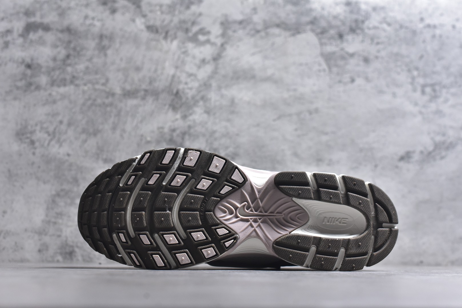 图片[6]-#NK V5 RNR 舒适百搭防滑耐磨低帮跑步鞋 IQ1151-001 舒适有型适合日常穿着 该鞋款延续千禧年经典设计搭载泡绵中底 厚实而轻盈匠心细节巧搭立体耐克勾标志焕新演绎复古跑鞋 鞋款从千禧年美学汲取灵感 混搭多种材质突显层次感立体感和传统跑步风范 尺码：36 36.5 37.5 38 38.5 39 40 40.5 41 42 42.5 43 44 44.5 45-选品中心