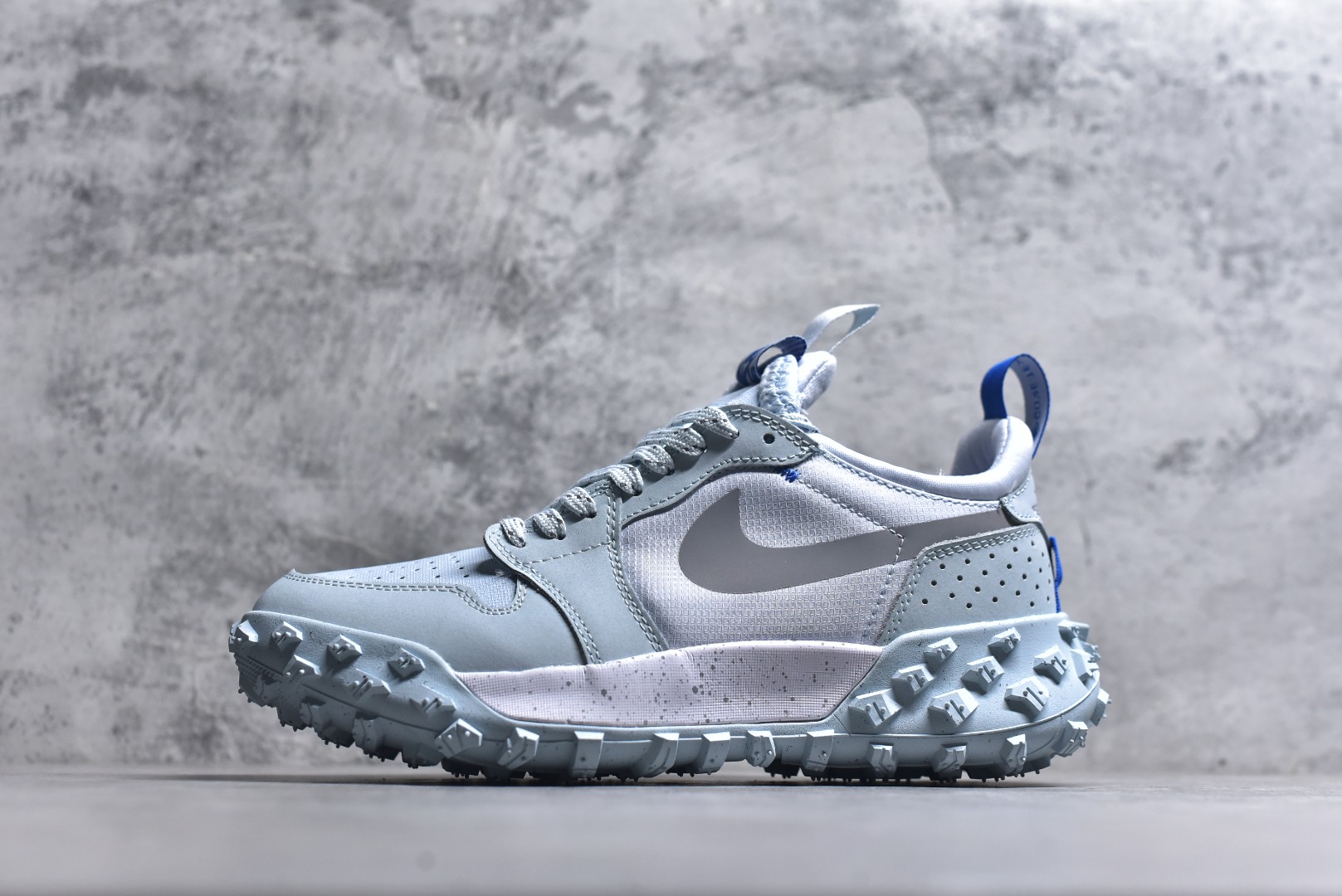 #Jordan Air Jordan 1 Element Gore-Tex 经典耐用 低帮跑步鞋 Air Jordan 1 Low Element Gore-Tex “Medium Olive” 将 MJ1 从复古经典款蜕变为适合户外越野的运动鞋。这款鞋采用Gore-Tex材质，适合全年穿着。运动鞋爱好者会发现其借鉴了磨砂皮覆面、防刮布拼接和透气孔设计，这是对乔丹品牌（Jordan Brand）越野风格历史的致敬。 货号：FV4227-400 尺码：39 40 40.5 41 42 42.5 43 44 45-选品中心