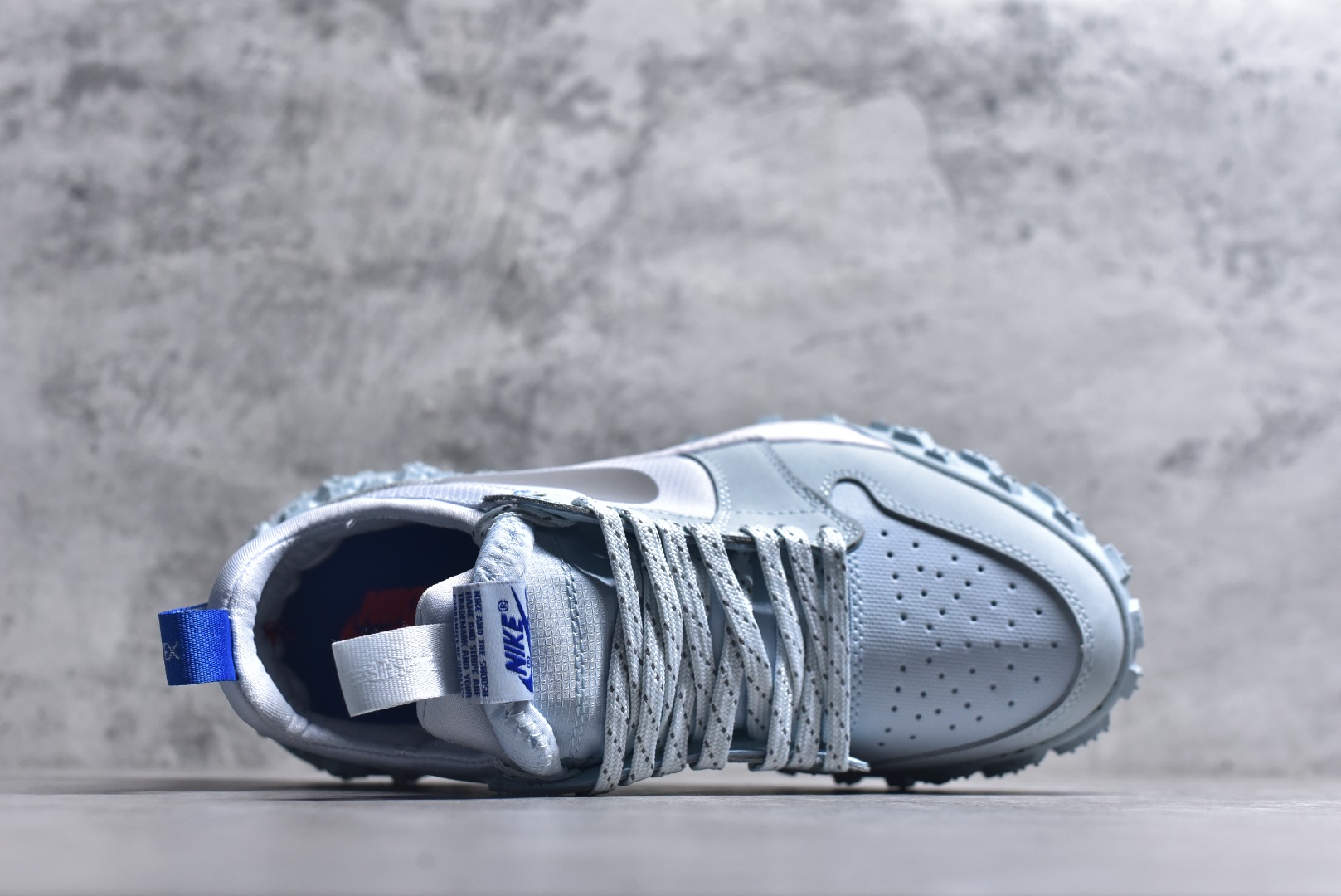 图片[4]-#Jordan Air Jordan 1 Element Gore-Tex 经典耐用 低帮跑步鞋 Air Jordan 1 Low Element Gore-Tex “Medium Olive” 将 MJ1 从复古经典款蜕变为适合户外越野的运动鞋。这款鞋采用Gore-Tex材质，适合全年穿着。运动鞋爱好者会发现其借鉴了磨砂皮覆面、防刮布拼接和透气孔设计，这是对乔丹品牌（Jordan Brand）越野风格历史的致敬。 货号：FV4227-400 尺码：39 40 40.5 41 42 42.5 43 44 45-选品中心