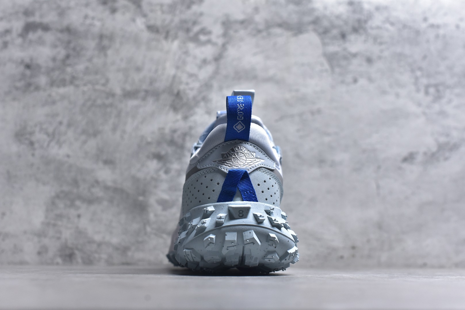 图片[5]-#Jordan Air Jordan 1 Element Gore-Tex 经典耐用 低帮跑步鞋 Air Jordan 1 Low Element Gore-Tex “Medium Olive” 将 MJ1 从复古经典款蜕变为适合户外越野的运动鞋。这款鞋采用Gore-Tex材质，适合全年穿着。运动鞋爱好者会发现其借鉴了磨砂皮覆面、防刮布拼接和透气孔设计，这是对乔丹品牌（Jordan Brand）越野风格历史的致敬。 货号：FV4227-400 尺码：39 40 40.5 41 42 42.5 43 44 45-选品中心