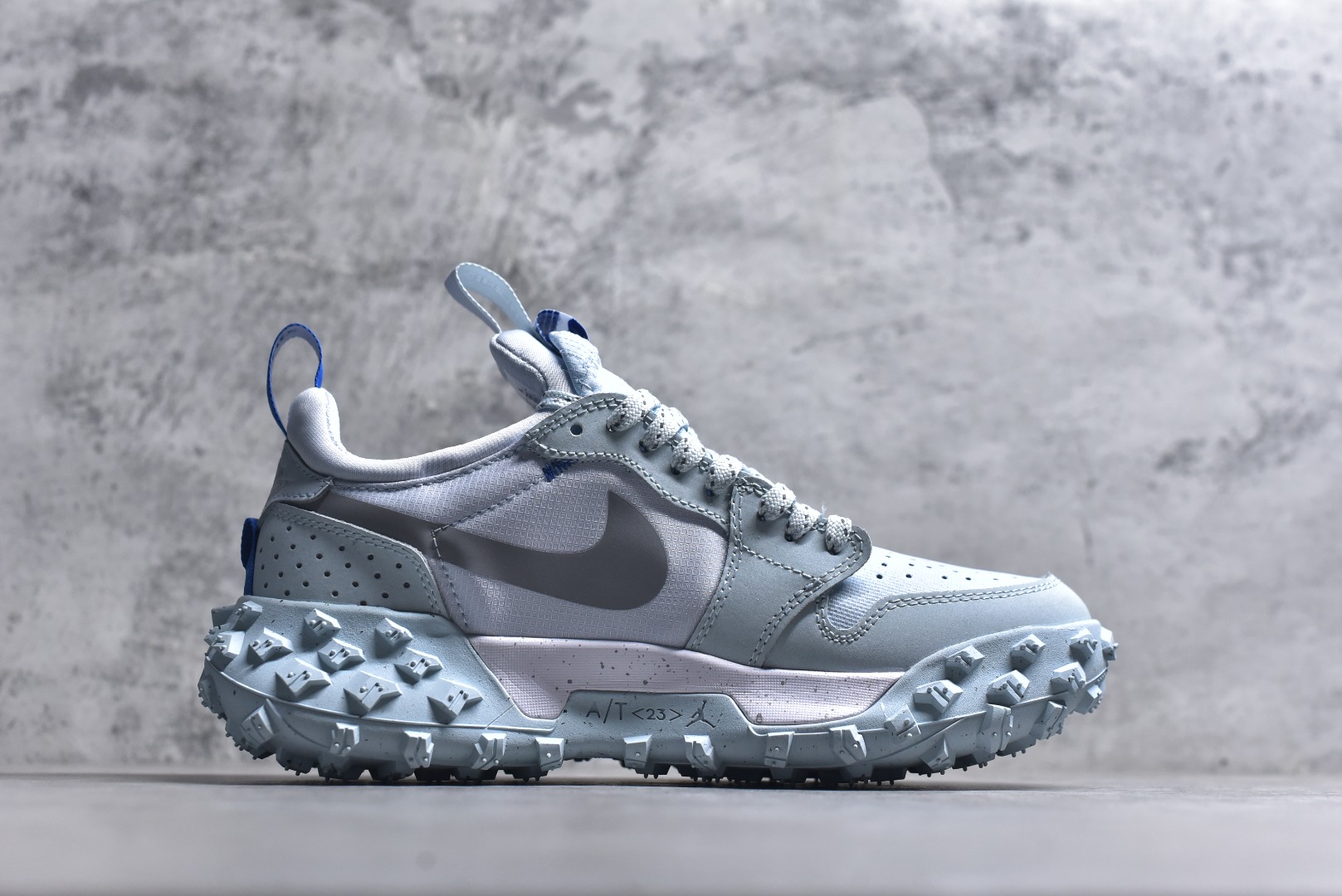 图片[3]-#Jordan Air Jordan 1 Element Gore-Tex 经典耐用 低帮跑步鞋 Air Jordan 1 Low Element Gore-Tex “Medium Olive” 将 MJ1 从复古经典款蜕变为适合户外越野的运动鞋。这款鞋采用Gore-Tex材质，适合全年穿着。运动鞋爱好者会发现其借鉴了磨砂皮覆面、防刮布拼接和透气孔设计，这是对乔丹品牌（Jordan Brand）越野风格历史的致敬。 货号：FV4227-400 尺码：39 40 40.5 41 42 42.5 43 44 45-选品中心