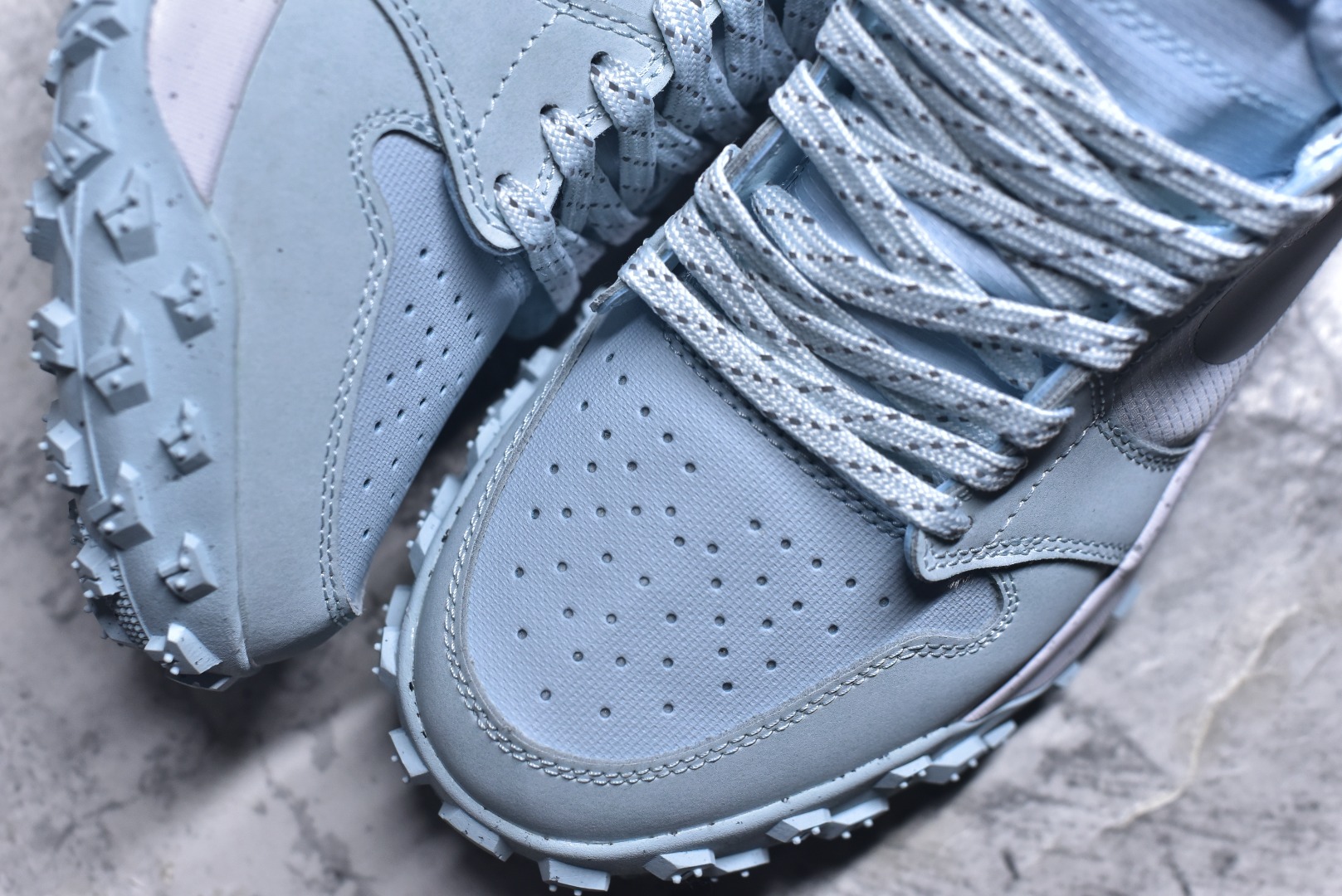 图片[8]-#Jordan Air Jordan 1 Element Gore-Tex 经典耐用 低帮跑步鞋 Air Jordan 1 Low Element Gore-Tex “Medium Olive” 将 MJ1 从复古经典款蜕变为适合户外越野的运动鞋。这款鞋采用Gore-Tex材质，适合全年穿着。运动鞋爱好者会发现其借鉴了磨砂皮覆面、防刮布拼接和透气孔设计，这是对乔丹品牌（Jordan Brand）越野风格历史的致敬。 货号：FV4227-400 尺码：39 40 40.5 41 42 42.5 43 44 45-选品中心