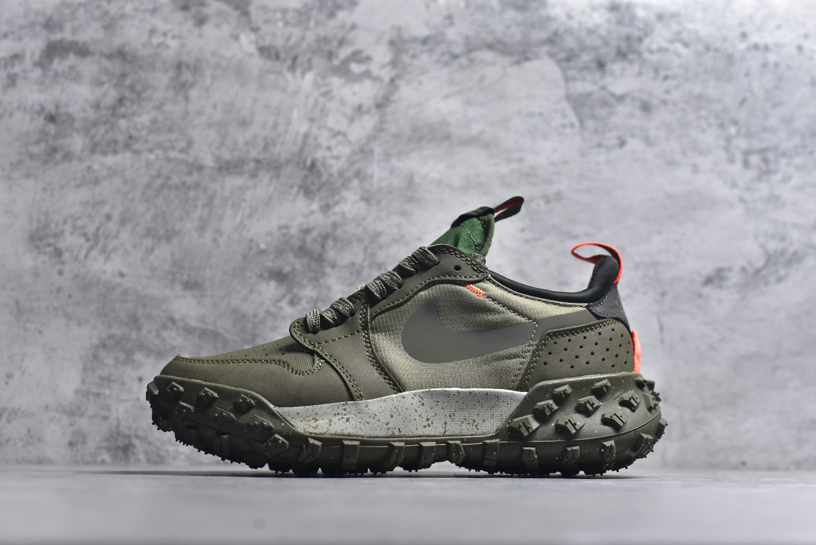 #Jordan Air Jordan 1 Element Gore-Tex 经典耐用 低帮跑步鞋 Air Jordan 1 Low Element Gore-Tex “Medium Olive” 将 MJ1 从复古经典款蜕变为适合户外越野的运动鞋。这款鞋采用Gore-Tex材质，适合全年穿着。运动鞋爱好者会发现其借鉴了磨砂皮覆面、防刮布拼接和透气孔设计，这是对乔丹品牌（Jordan Brand）越野风格历史的致敬。 货号：FV4227-201 尺码：39 40 40.5 41 42 42.5 43 44 45-选品中心