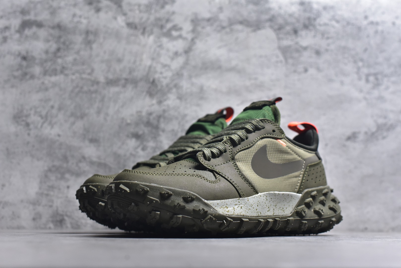 图片[2]-#Jordan Air Jordan 1 Element Gore-Tex 经典耐用 低帮跑步鞋 Air Jordan 1 Low Element Gore-Tex “Medium Olive” 将 MJ1 从复古经典款蜕变为适合户外越野的运动鞋。这款鞋采用Gore-Tex材质，适合全年穿着。运动鞋爱好者会发现其借鉴了磨砂皮覆面、防刮布拼接和透气孔设计，这是对乔丹品牌（Jordan Brand）越野风格历史的致敬。 货号：FV4227-201 尺码：39 40 40.5 41 42 42.5 43 44 45-选品中心