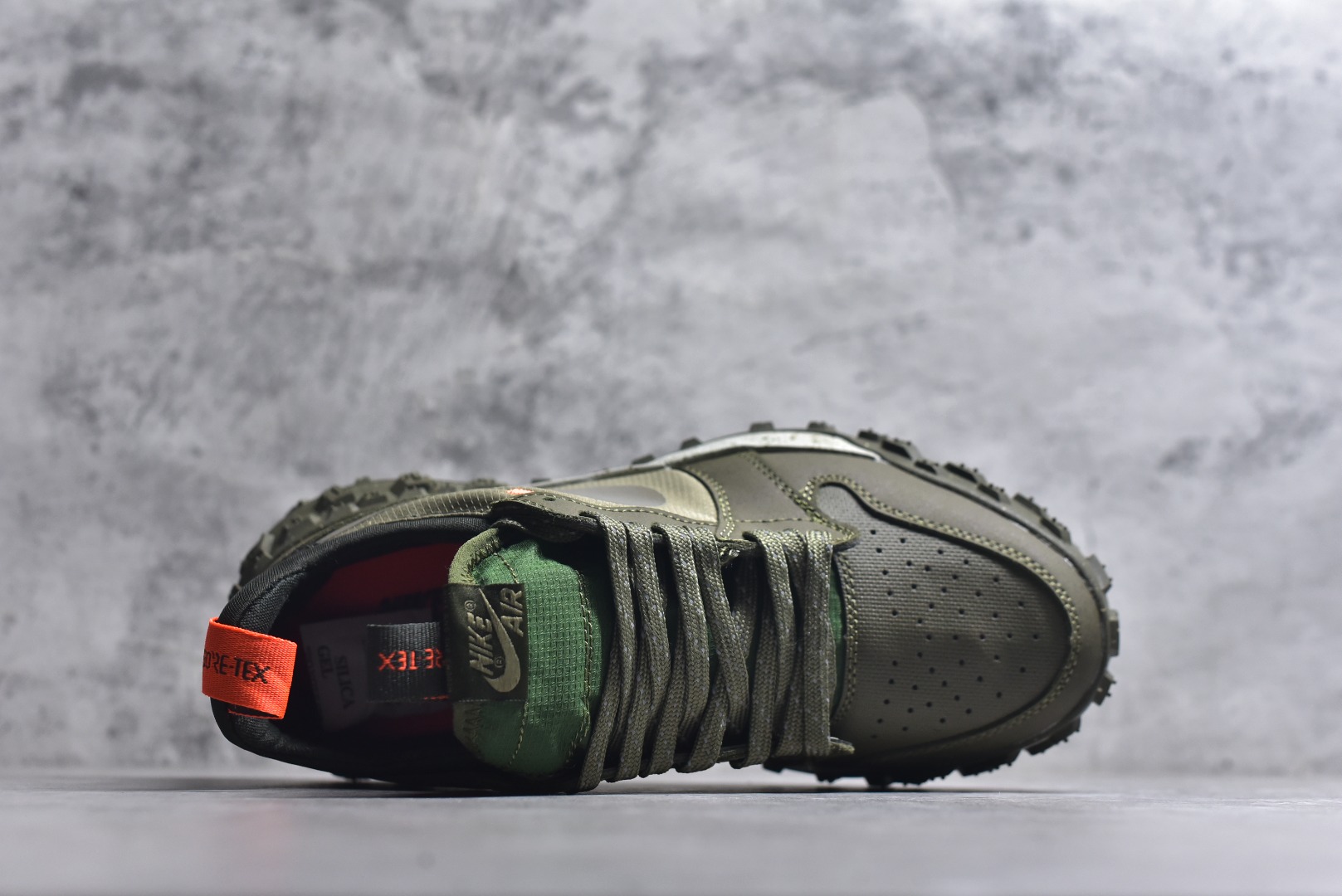 图片[4]-#Jordan Air Jordan 1 Element Gore-Tex 经典耐用 低帮跑步鞋 Air Jordan 1 Low Element Gore-Tex “Medium Olive” 将 MJ1 从复古经典款蜕变为适合户外越野的运动鞋。这款鞋采用Gore-Tex材质，适合全年穿着。运动鞋爱好者会发现其借鉴了磨砂皮覆面、防刮布拼接和透气孔设计，这是对乔丹品牌（Jordan Brand）越野风格历史的致敬。 货号：FV4227-201 尺码：39 40 40.5 41 42 42.5 43 44 45-选品中心