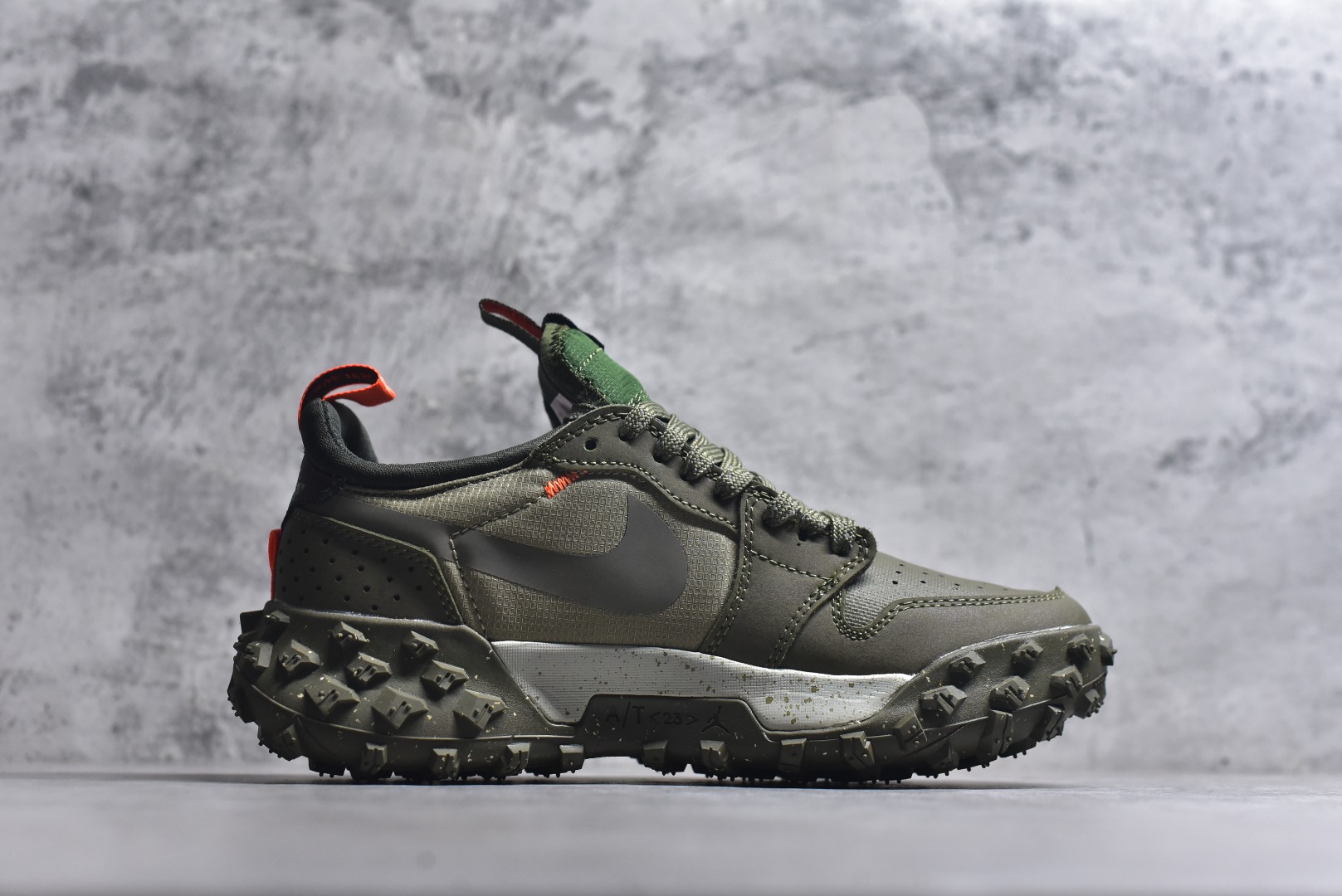 图片[3]-#Jordan Air Jordan 1 Element Gore-Tex 经典耐用 低帮跑步鞋 Air Jordan 1 Low Element Gore-Tex “Medium Olive” 将 MJ1 从复古经典款蜕变为适合户外越野的运动鞋。这款鞋采用Gore-Tex材质，适合全年穿着。运动鞋爱好者会发现其借鉴了磨砂皮覆面、防刮布拼接和透气孔设计，这是对乔丹品牌（Jordan Brand）越野风格历史的致敬。 货号：FV4227-201 尺码：39 40 40.5 41 42 42.5 43 44 45-选品中心