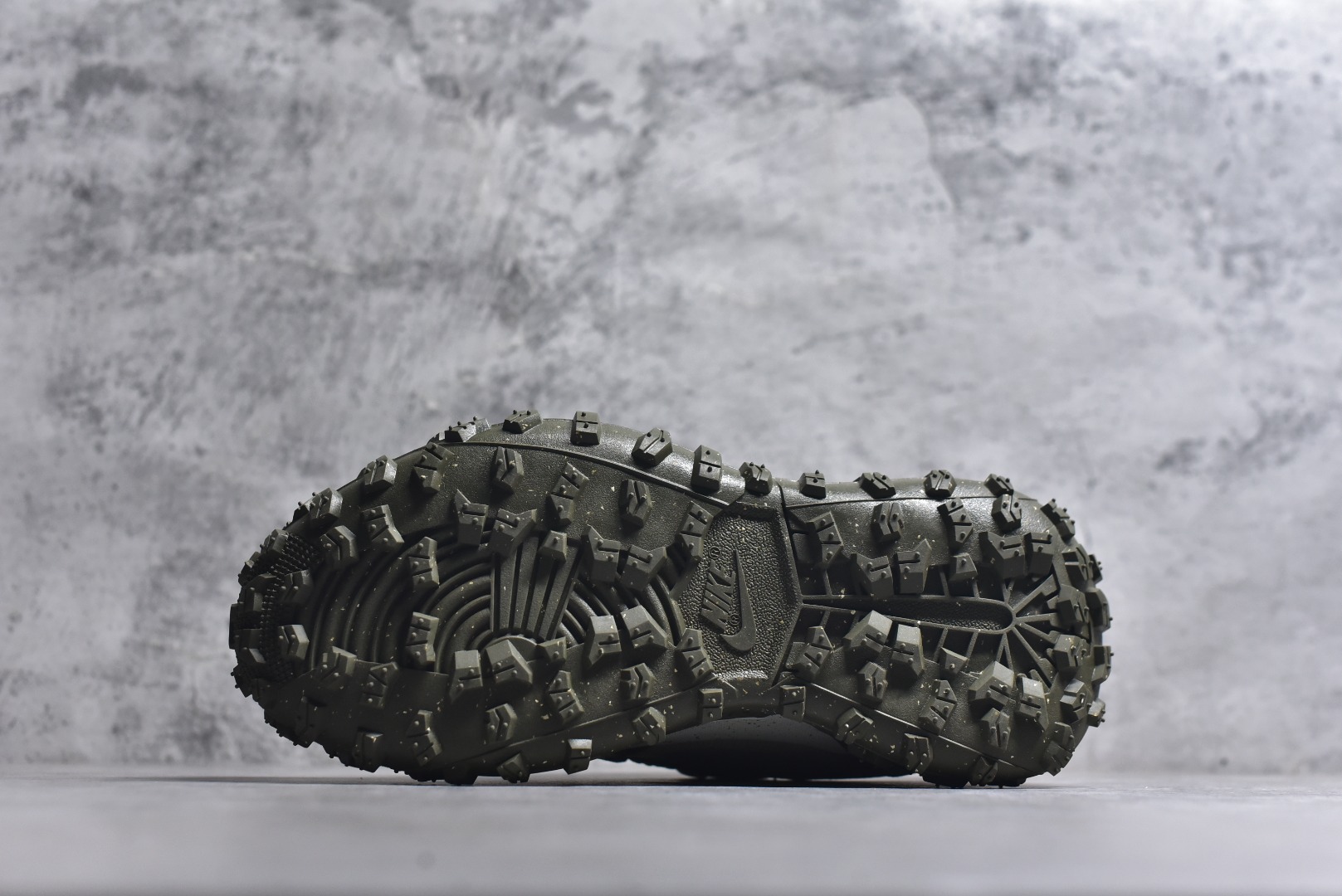 图片[6]-#Jordan Air Jordan 1 Element Gore-Tex 经典耐用 低帮跑步鞋 Air Jordan 1 Low Element Gore-Tex “Medium Olive” 将 MJ1 从复古经典款蜕变为适合户外越野的运动鞋。这款鞋采用Gore-Tex材质，适合全年穿着。运动鞋爱好者会发现其借鉴了磨砂皮覆面、防刮布拼接和透气孔设计，这是对乔丹品牌（Jordan Brand）越野风格历史的致敬。 货号：FV4227-201 尺码：39 40 40.5 41 42 42.5 43 44 45-选品中心